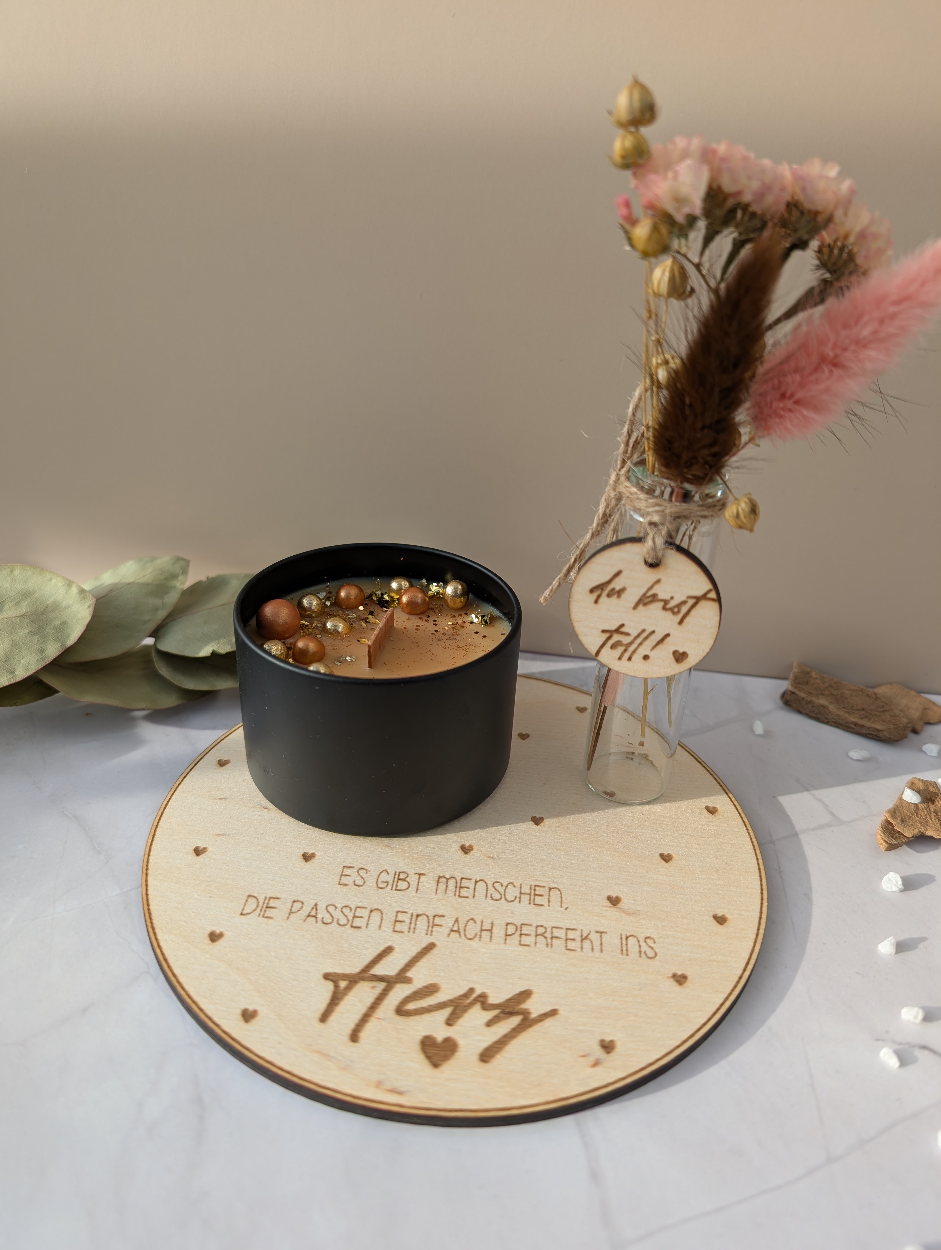 Geschenkset Duftkerze Vanille Toffee – Trockenblumen Vase & Holzplatte – liebevolles Geschenk für Freundin oder Mama