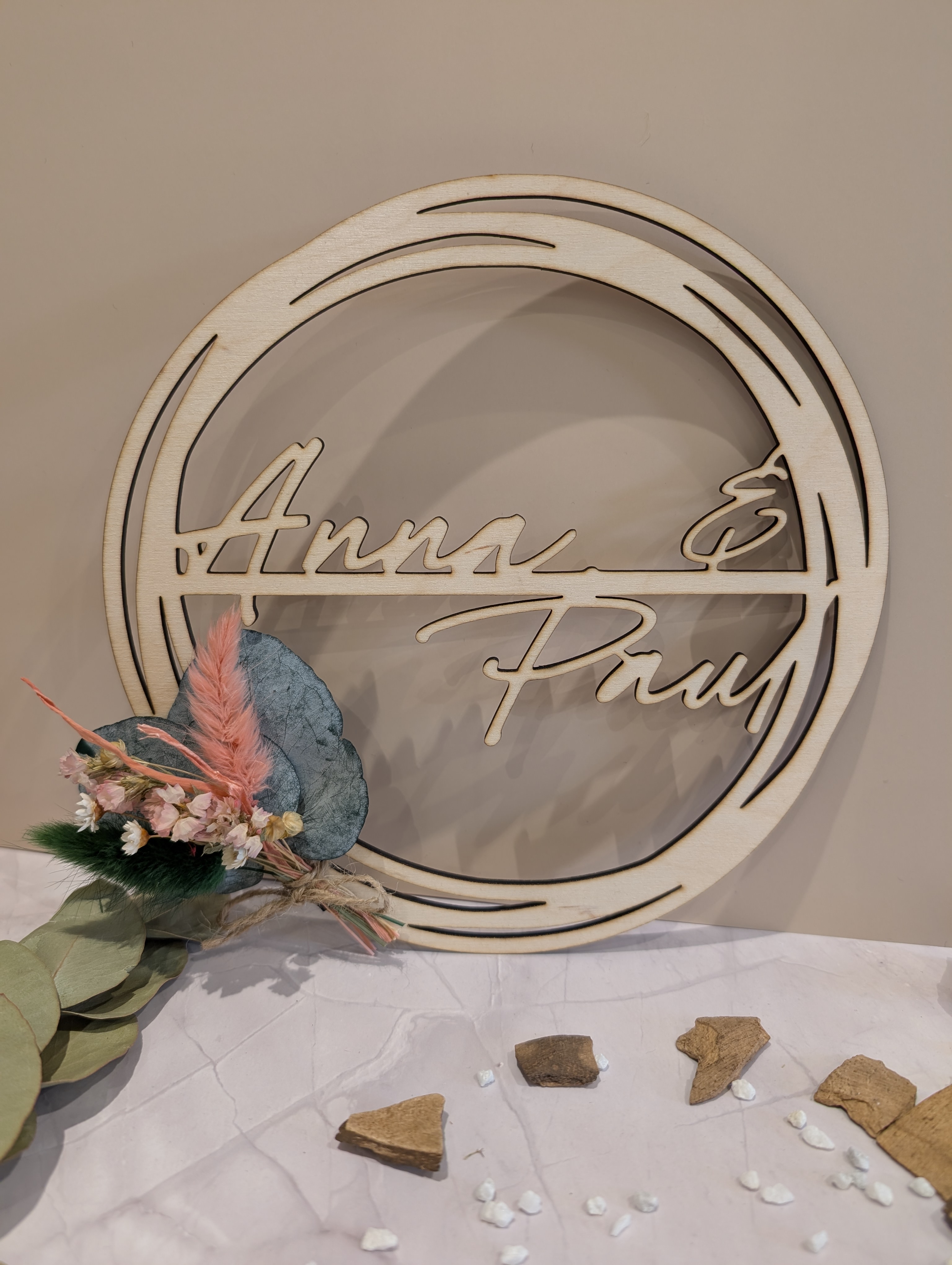 Personalisierter Holzkranz mit Namen – Runde Holzdeko mit Trockenblumen