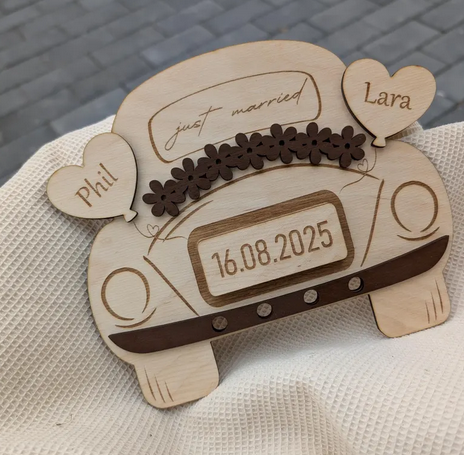 Personalisiertes Hochzeitsauto aus Holz | Geschenk für das Brautpaar mit Namen & Datum | Lasergravur 