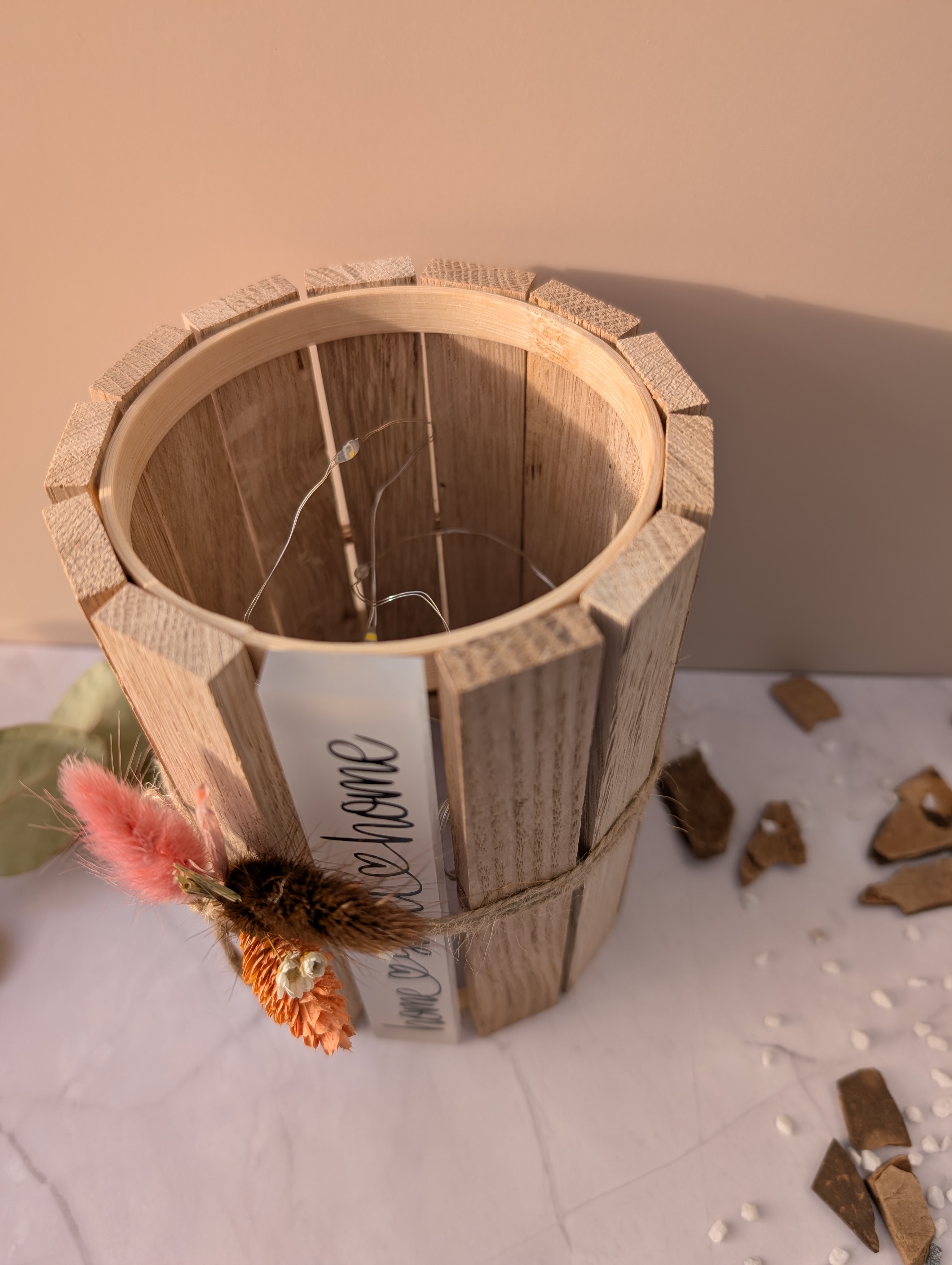 Holzlaterne „Home Sweet Home“ mit LED-Licht und Trockenblumendeko