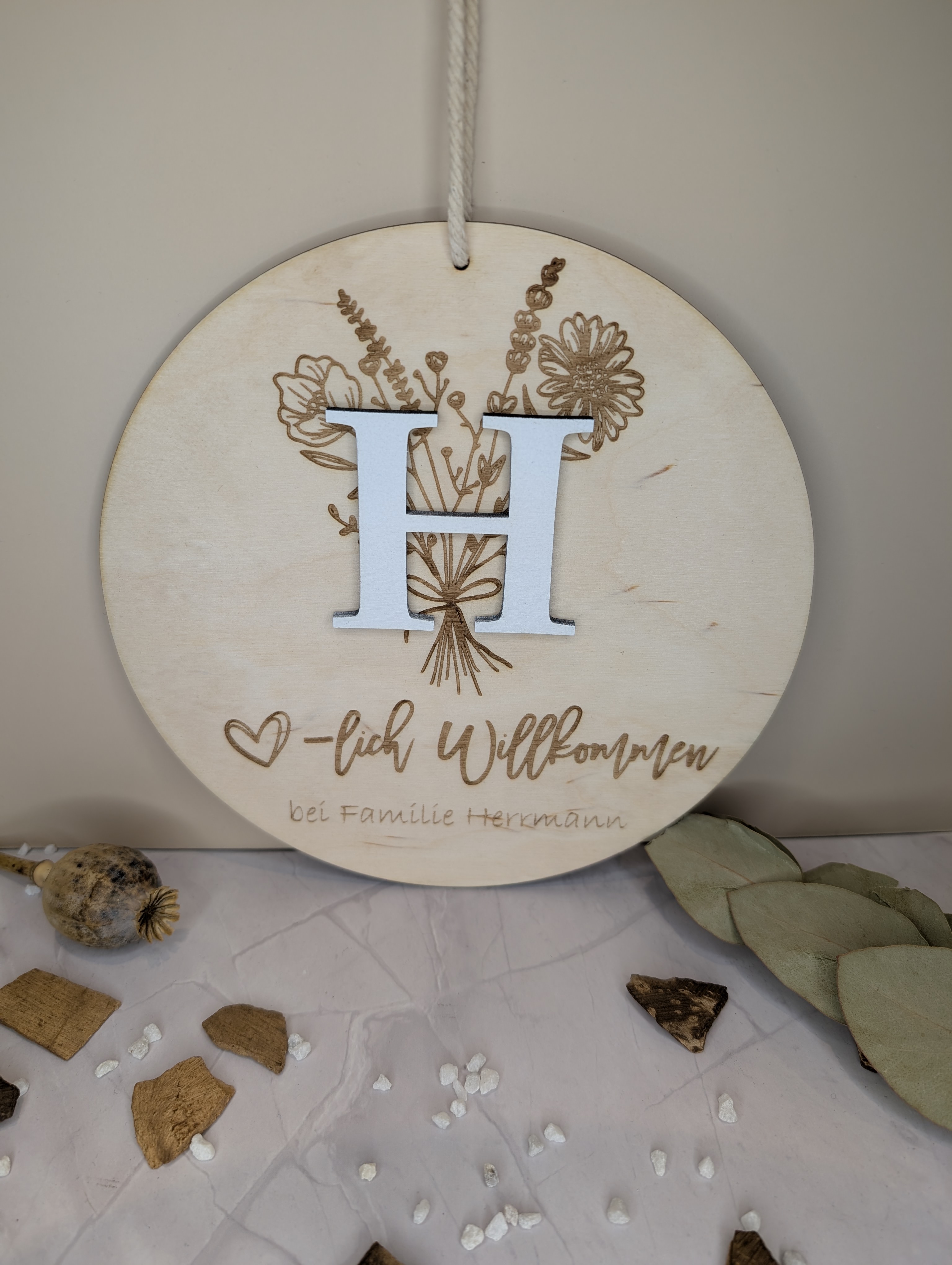 Personalisierter Türkranz aus Holz 20 cm – Willkommen Schild mit Name & Initiale