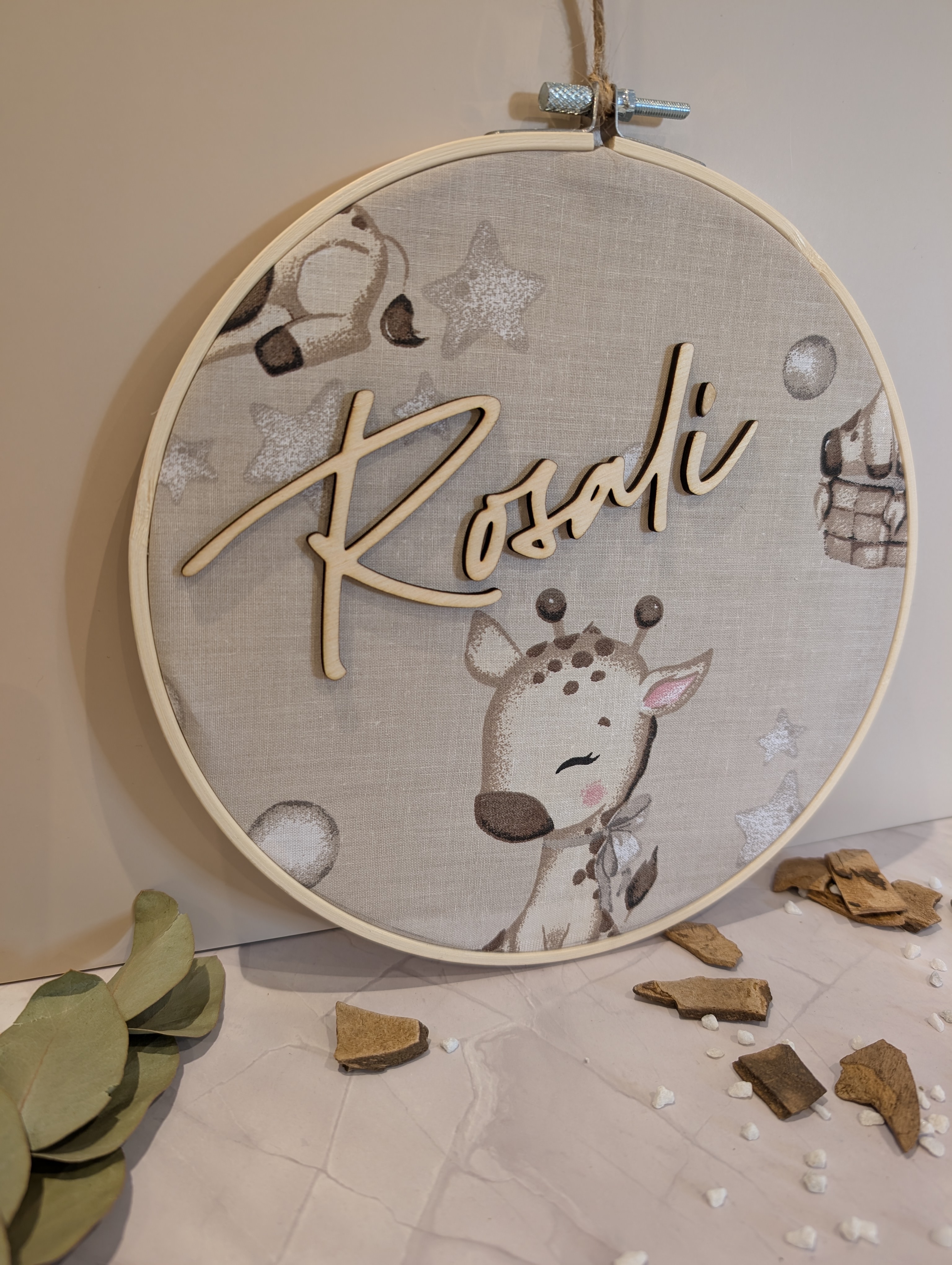 Personalisierter Stickrahmen Giraffe – Individuelles Namensschild für das Kinderzimmer (20 cm)