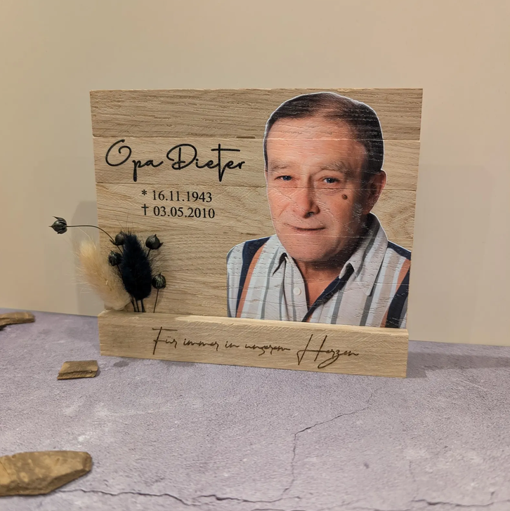 Personalisiertes Gedenkboard mit Foto – Erinnerungsstück aus Eichenholz