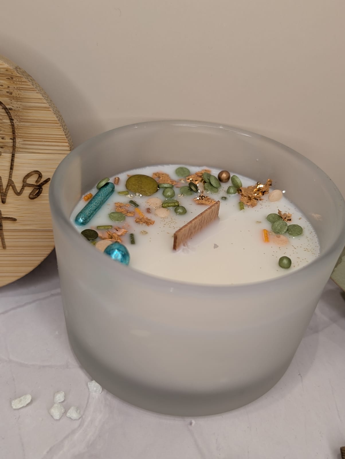 Wunschkerze im Glas mit Holzdocht & personalisiertem Deckel – Duft & Farbe wählbar | Sojawachs Duftkerze