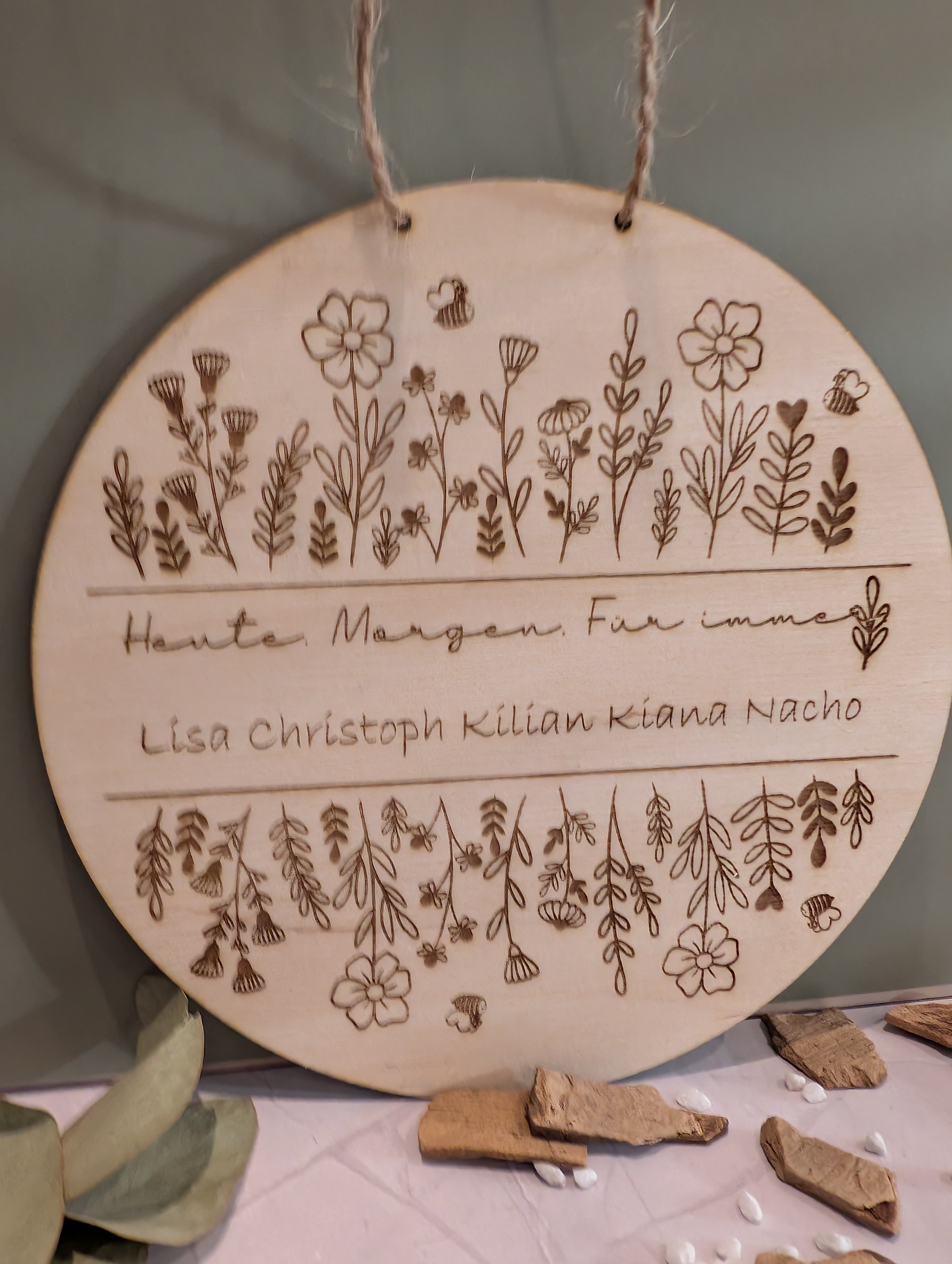 Personalisierte Holzscheibe mit Namen – Familiengeschenk aus Holz