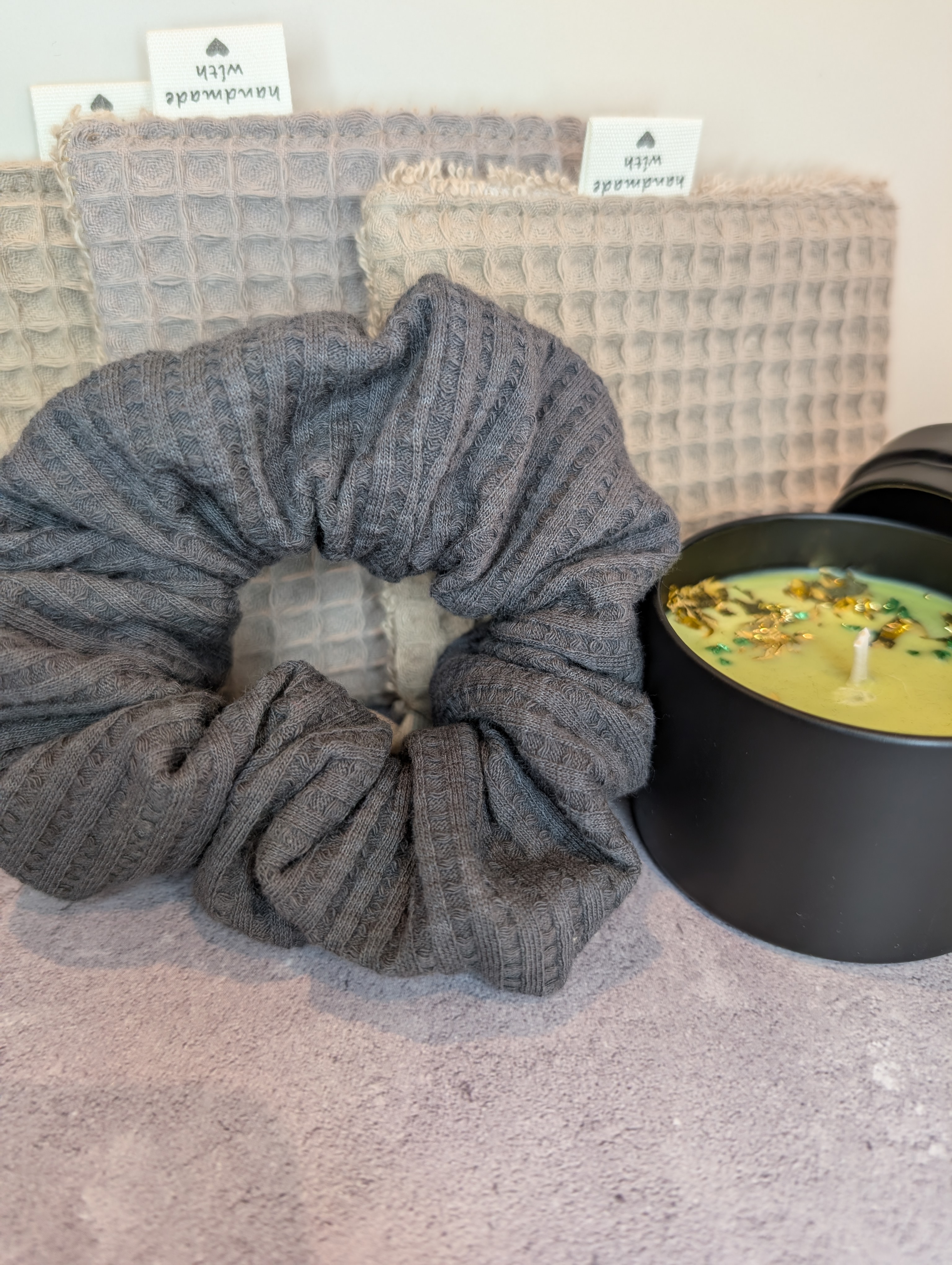 Wohlfühl Geschenkset – Kerze, Abschminkpads & Scrunchie | handgemacht