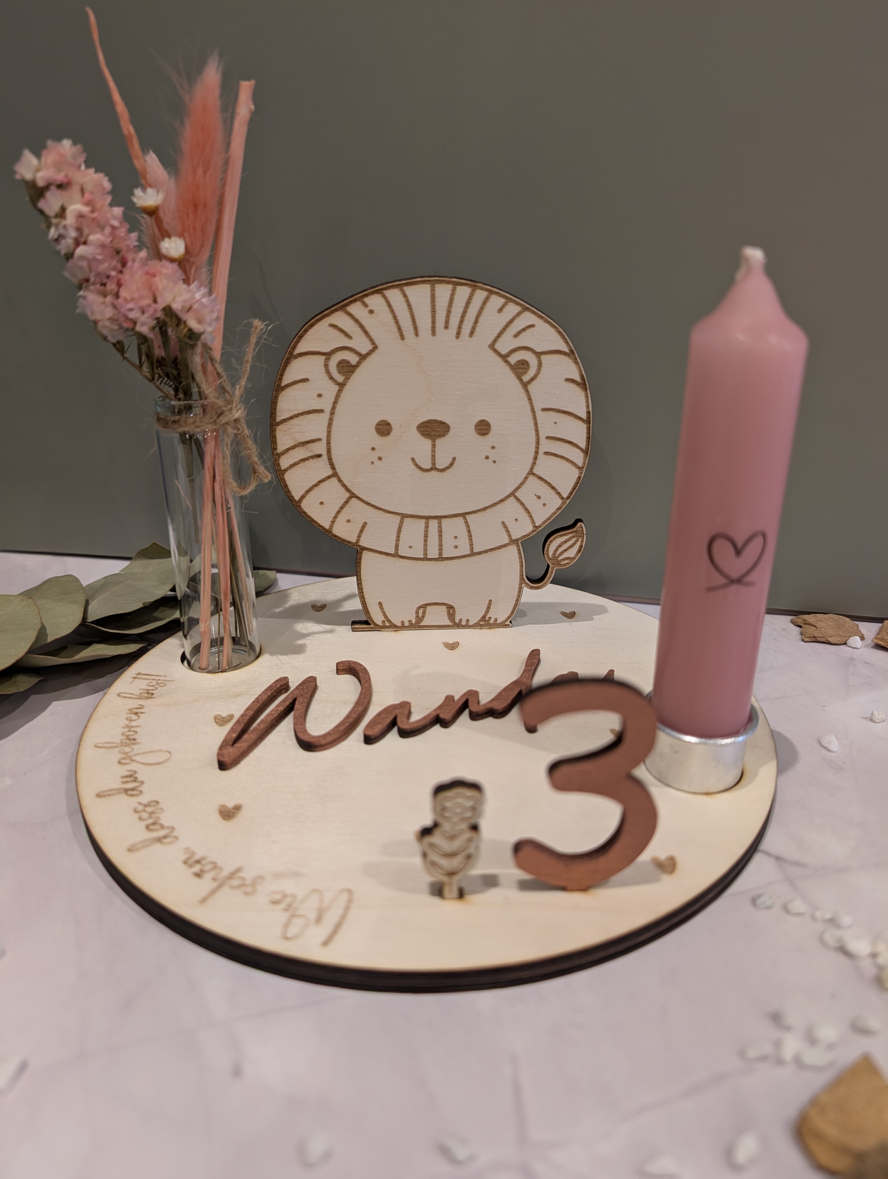 Personalisierter Geburtstagskranz aus Holz mit Löwe – Geburtstagsring mit Kerzenhalter und Vase