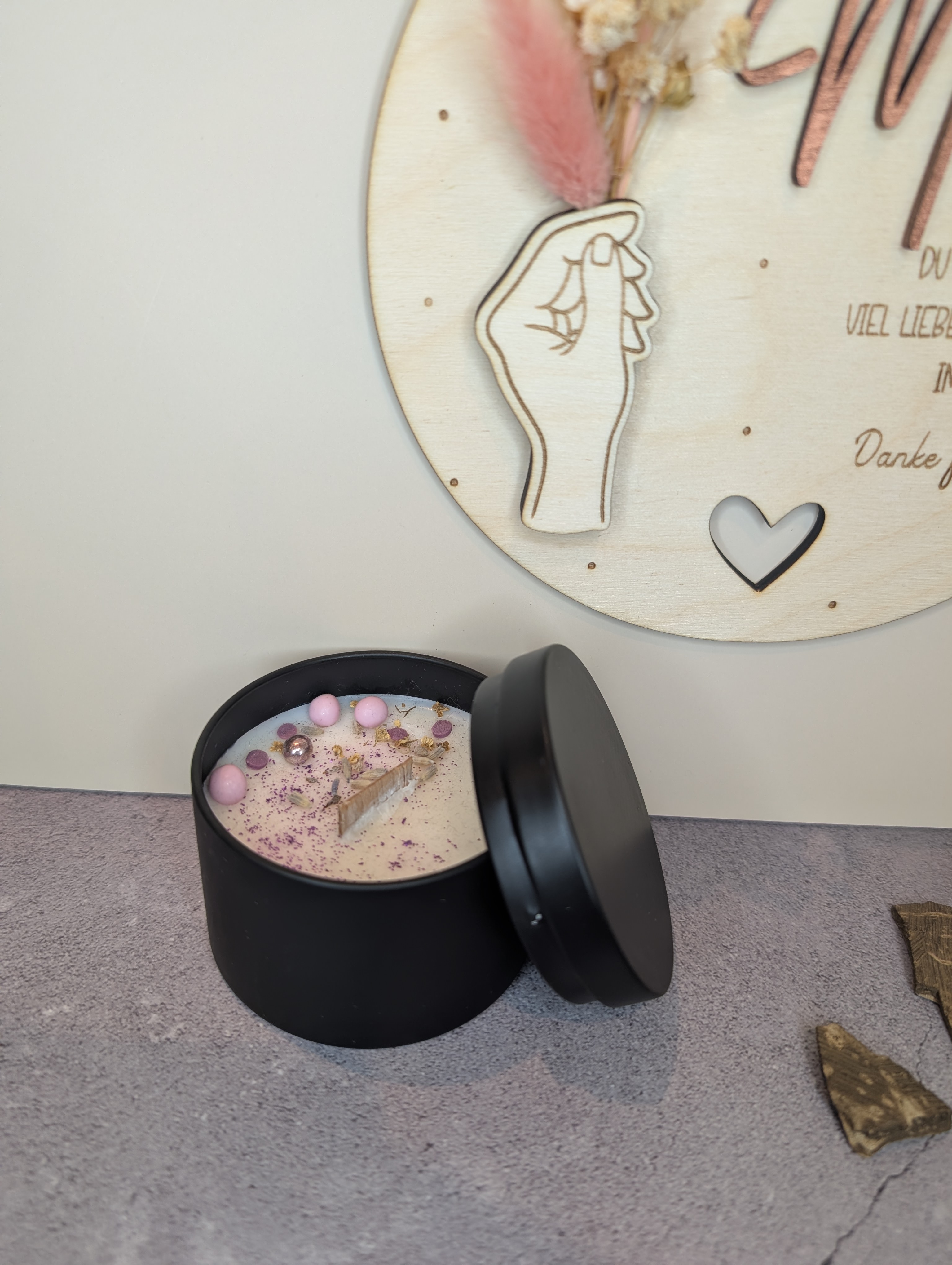 Geschenkset Mama – Holzschild 20 cm mit Trockenblumen & Duftkerze (Lavendel Honig) aus Sojawachs