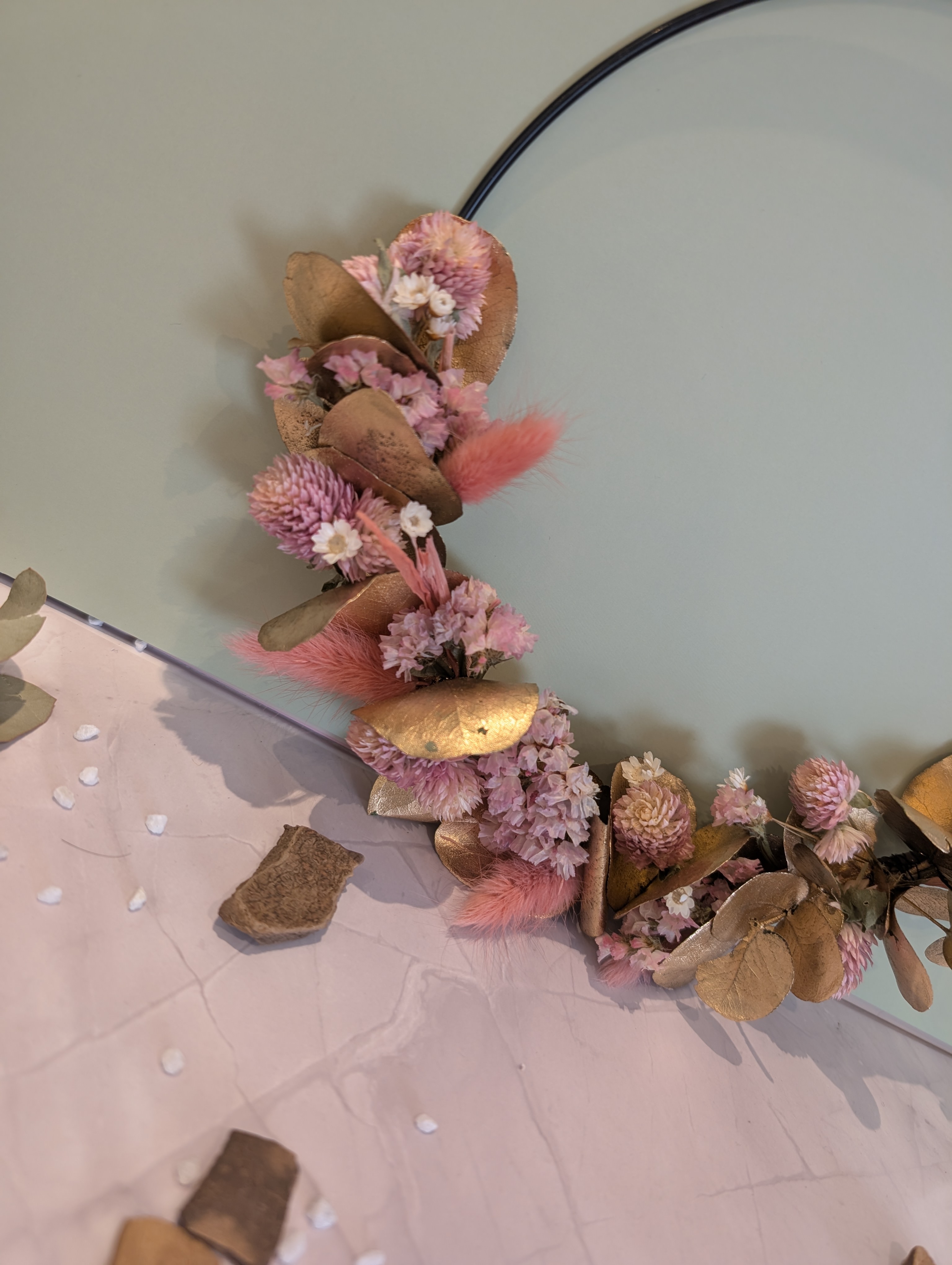 Boho Trockenblumenkranz mit Makramee 20 cm – Handgemachte Wanddeko in Rosa & Gold