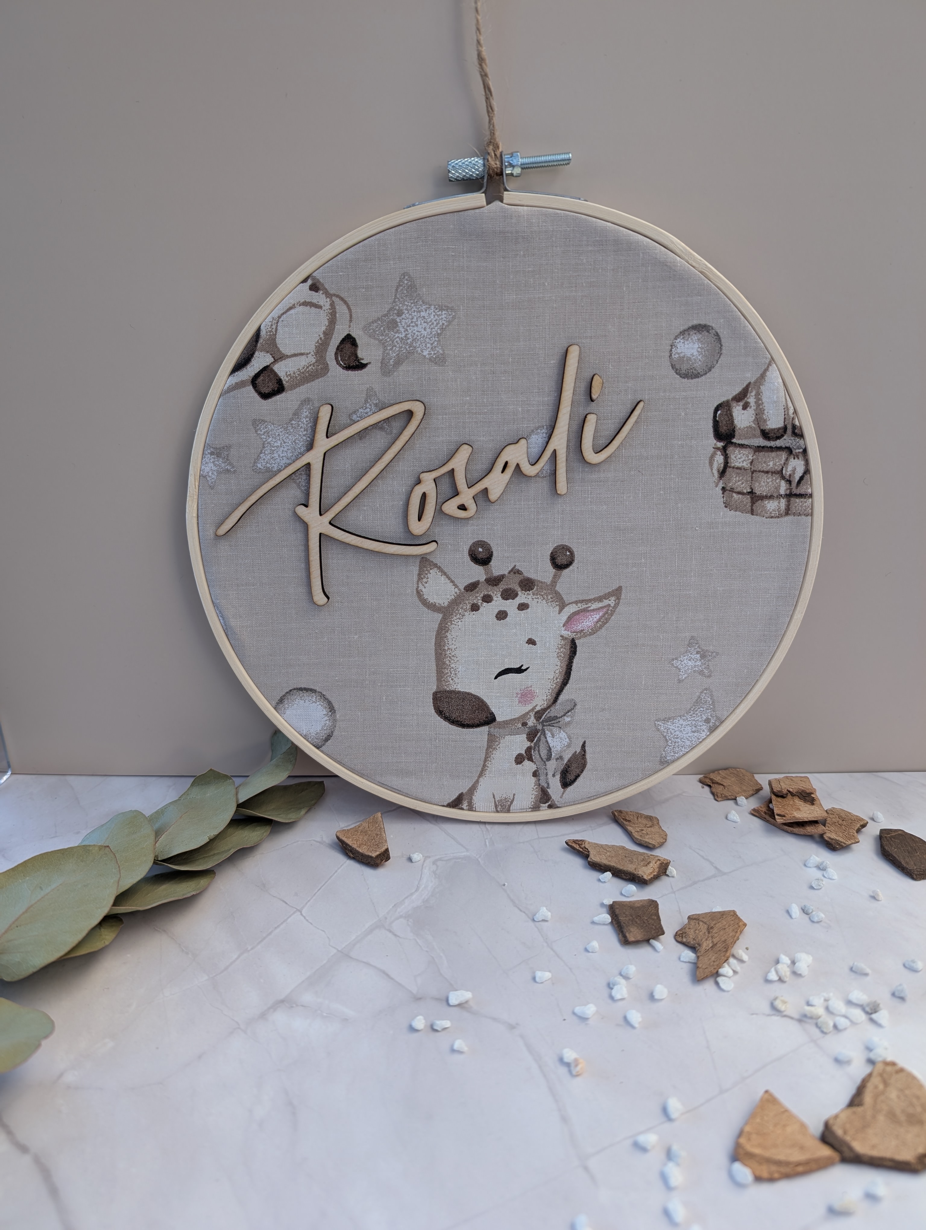 Personalisierter Stickrahmen Giraffe – Individuelles Namensschild für das Kinderzimmer (20 cm)