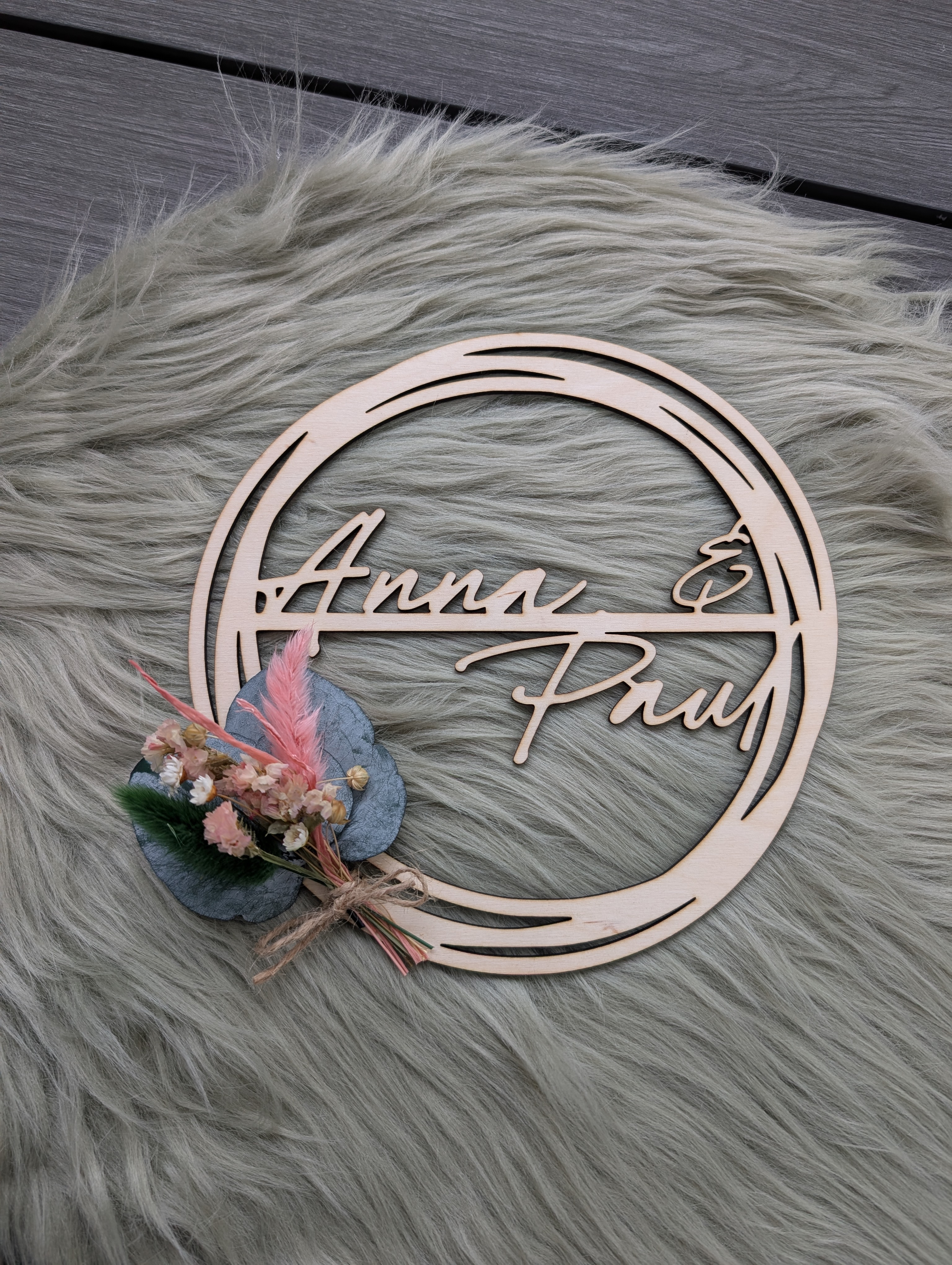 Personalisierter Holzkranz mit Namen – Runde Holzdeko mit Trockenblumen
