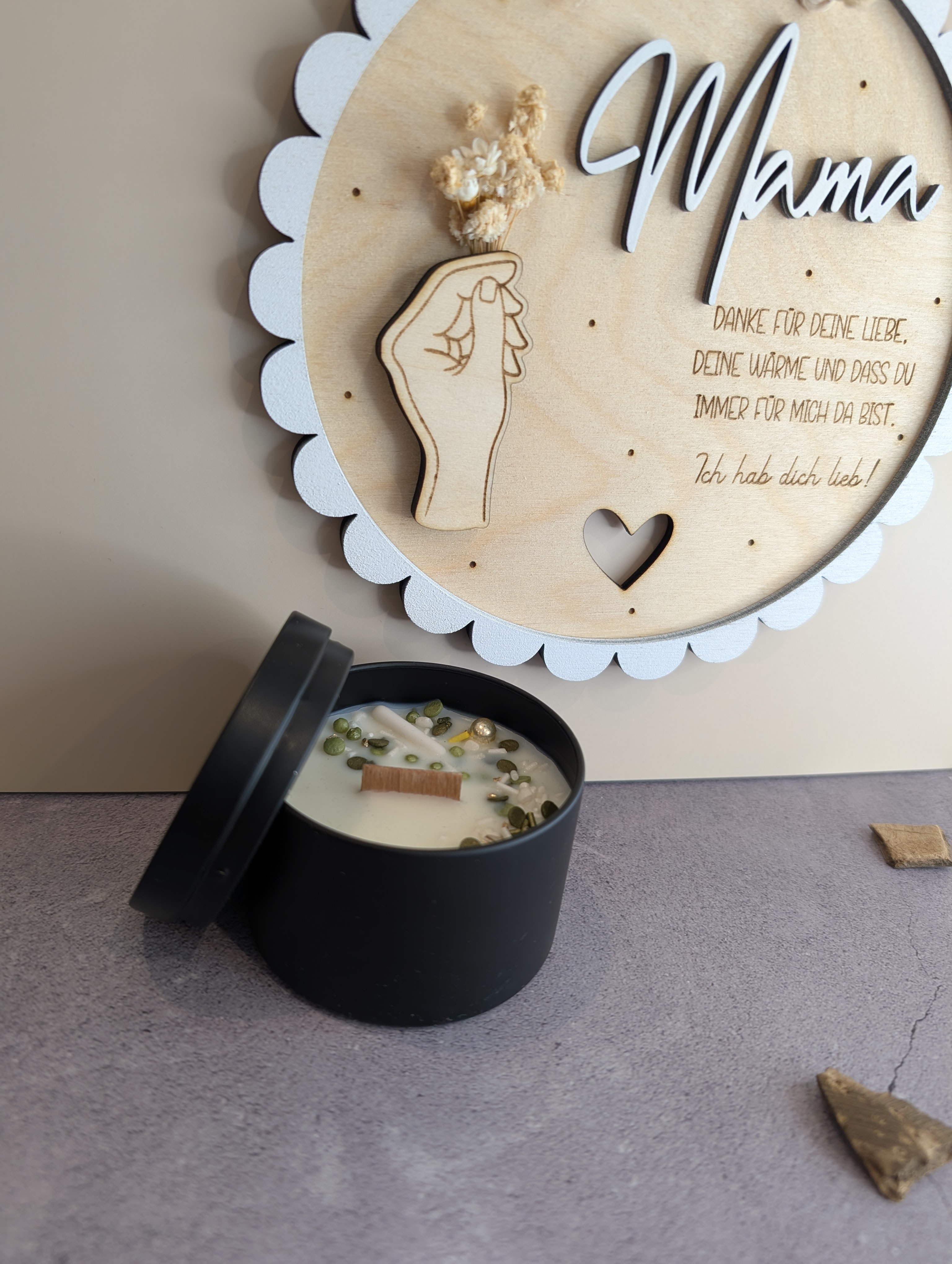 Geschenk für Mama – Holzschild mit Spruch & handgegossener Duftkerze