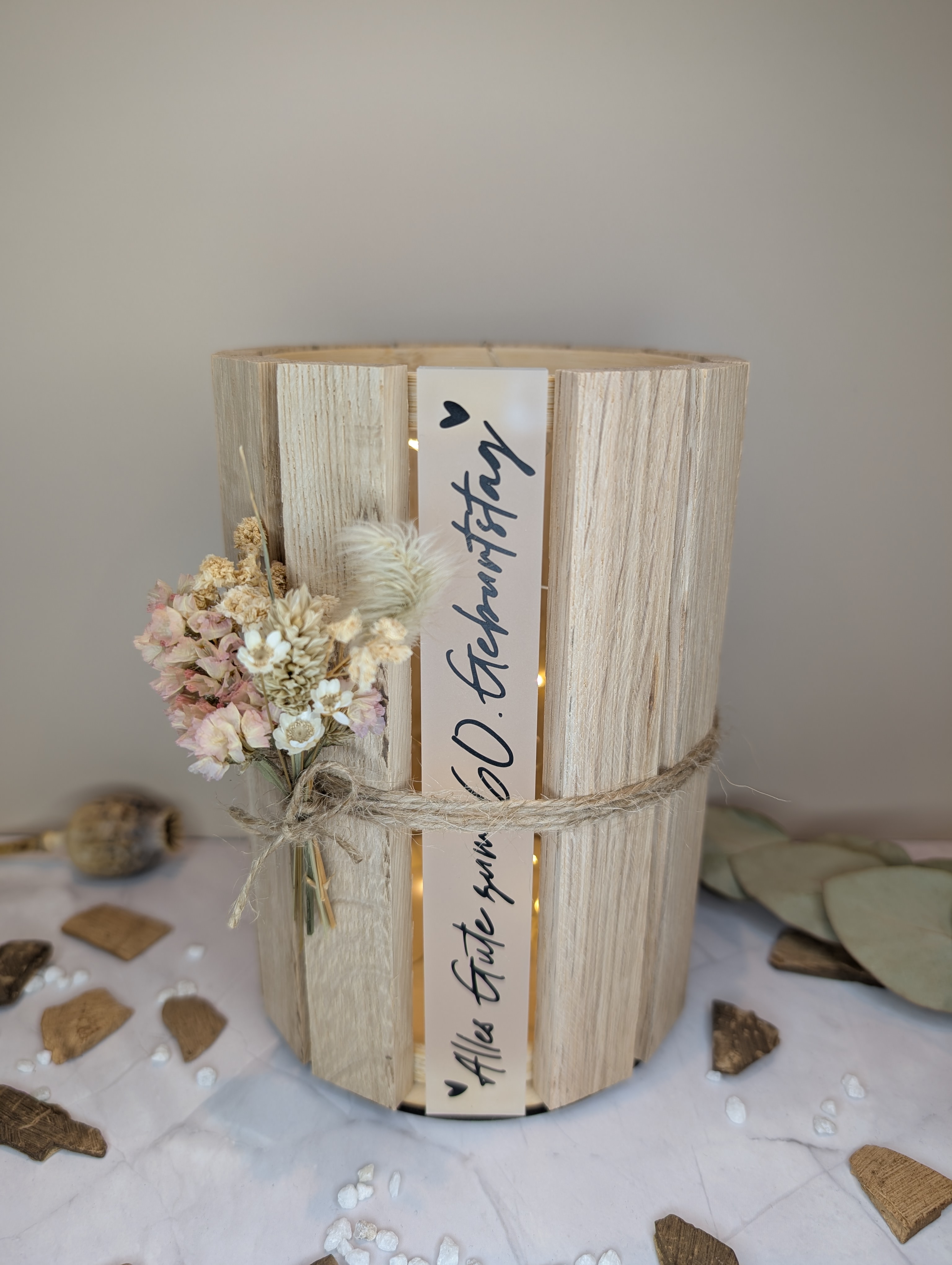 Personalisierte Holzlaterne mit Acryl Schriftzug – 16 cm Deko Laterne mit LED Licht & Trockenblumen