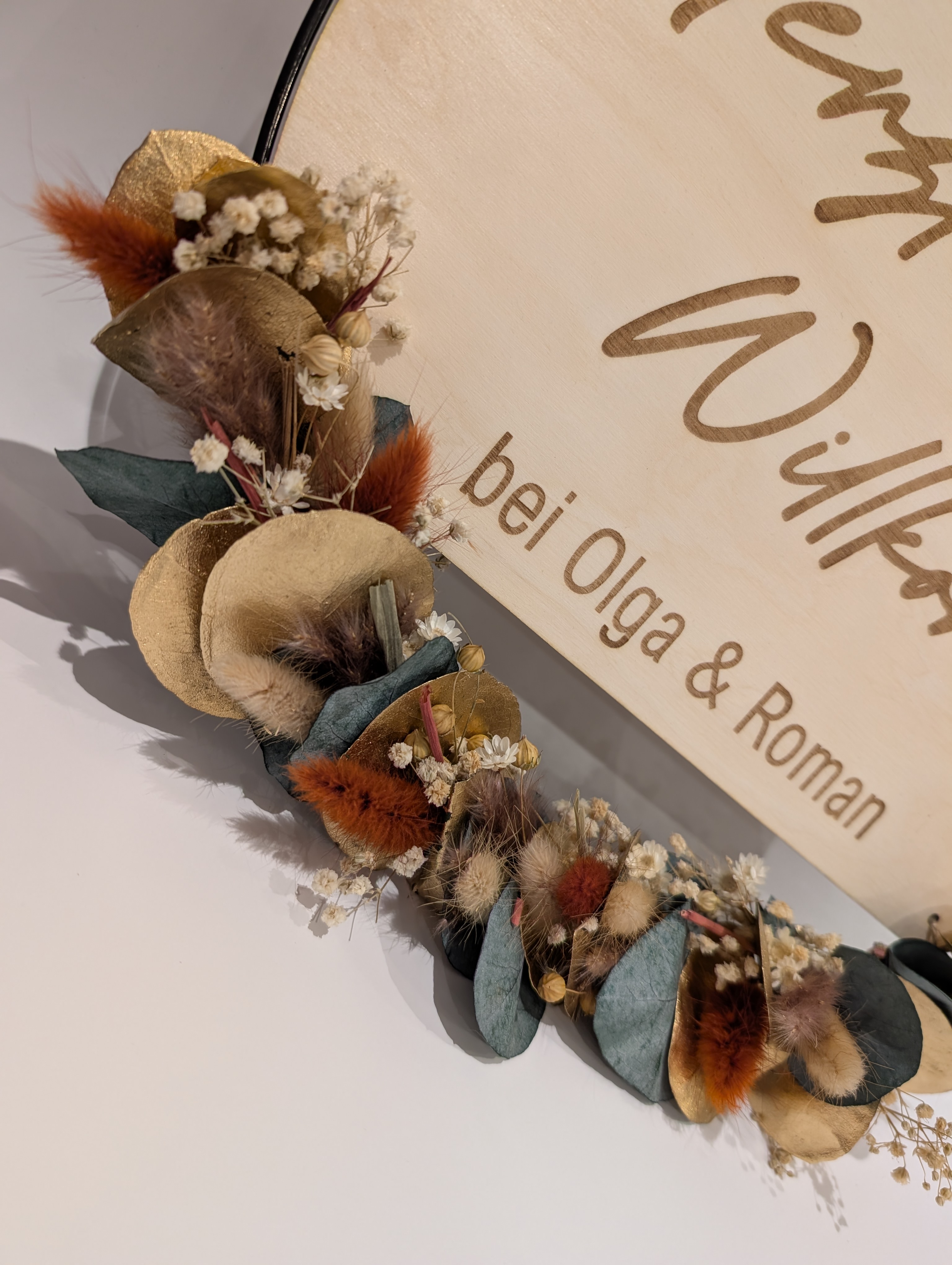 Personalisiertes Willkommensschild mit Trockenblumen & Namen – Holzschild im Metallring – Boho Türschild – Geschenk zur Hochzeit oder Einzug 