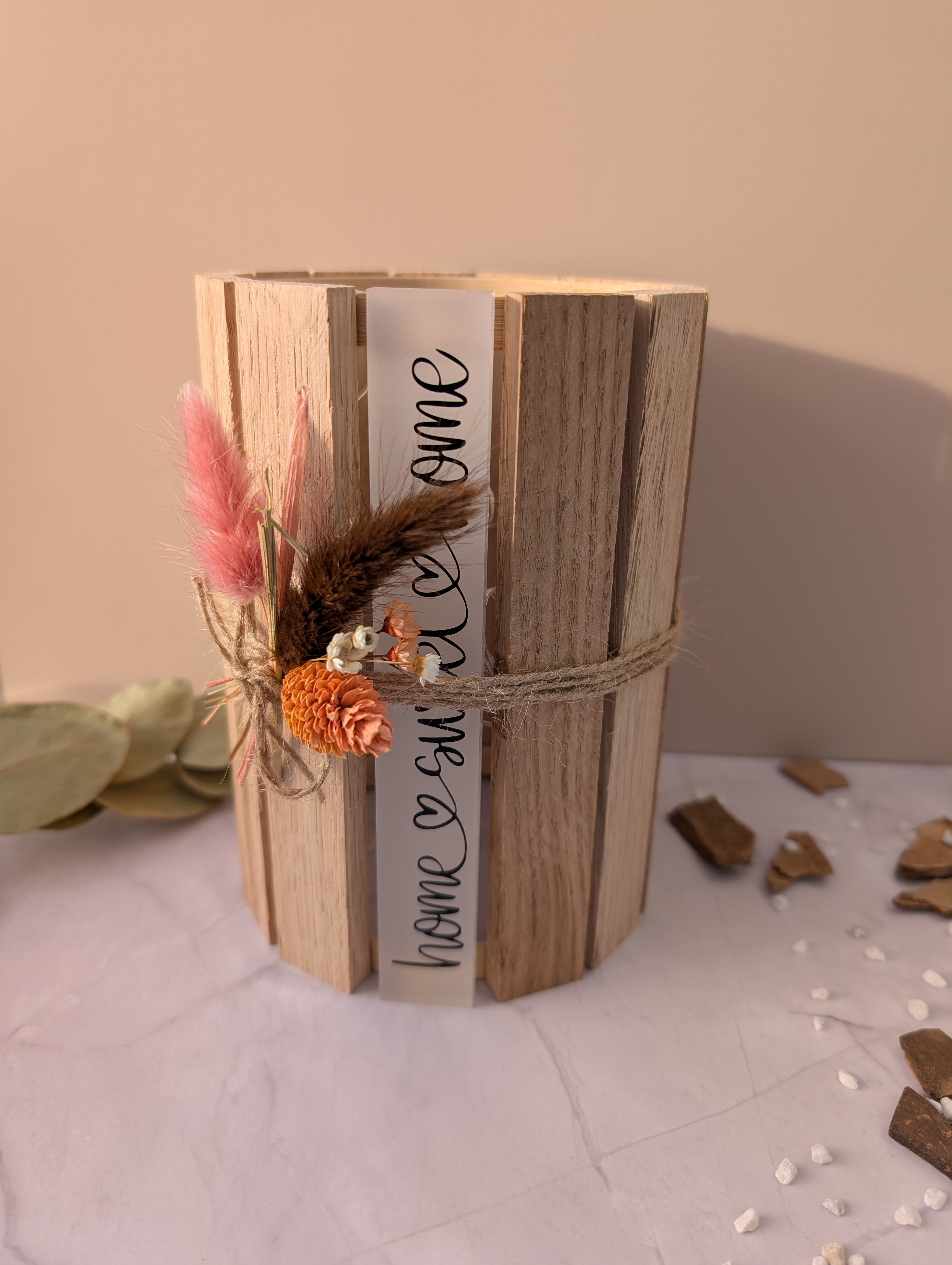 Holzlaterne „Home Sweet Home“ mit LED-Licht und Trockenblumendeko
