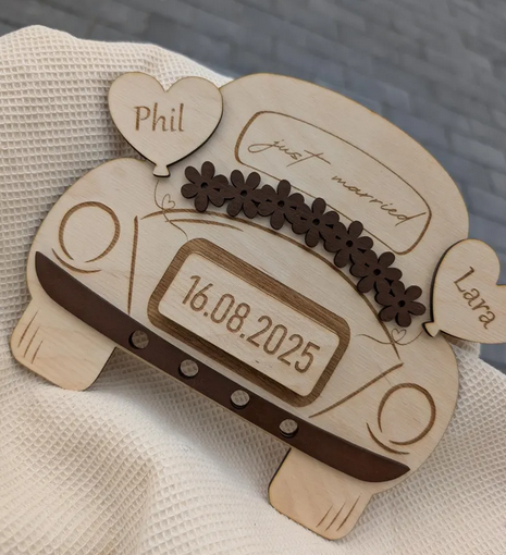 Personalisiertes Hochzeitsauto aus Holz | Geschenk für das Brautpaar mit Namen & Datum | Lasergravur 
