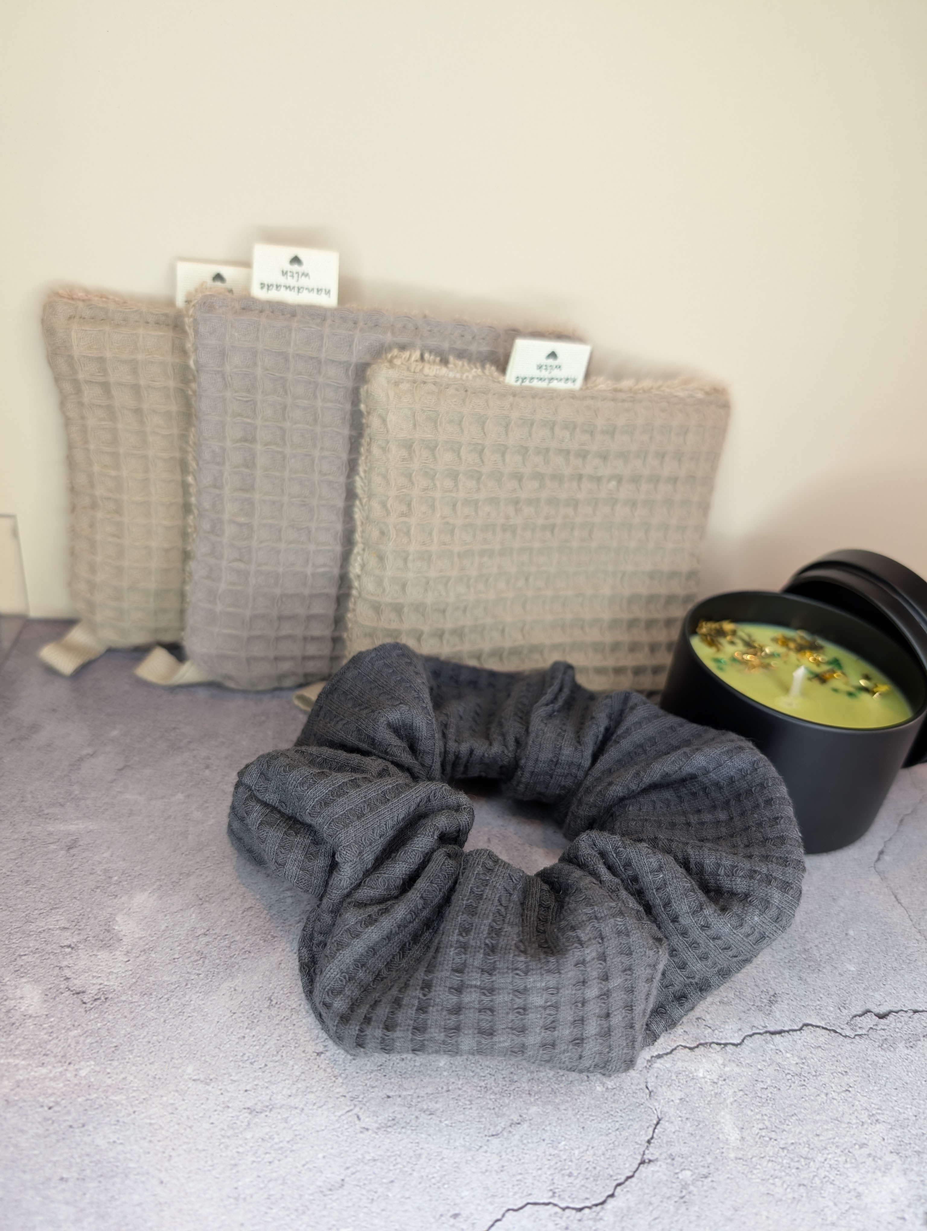 Wohlfühl Geschenkset – Kerze, Abschminkpads & Scrunchie | handgemacht