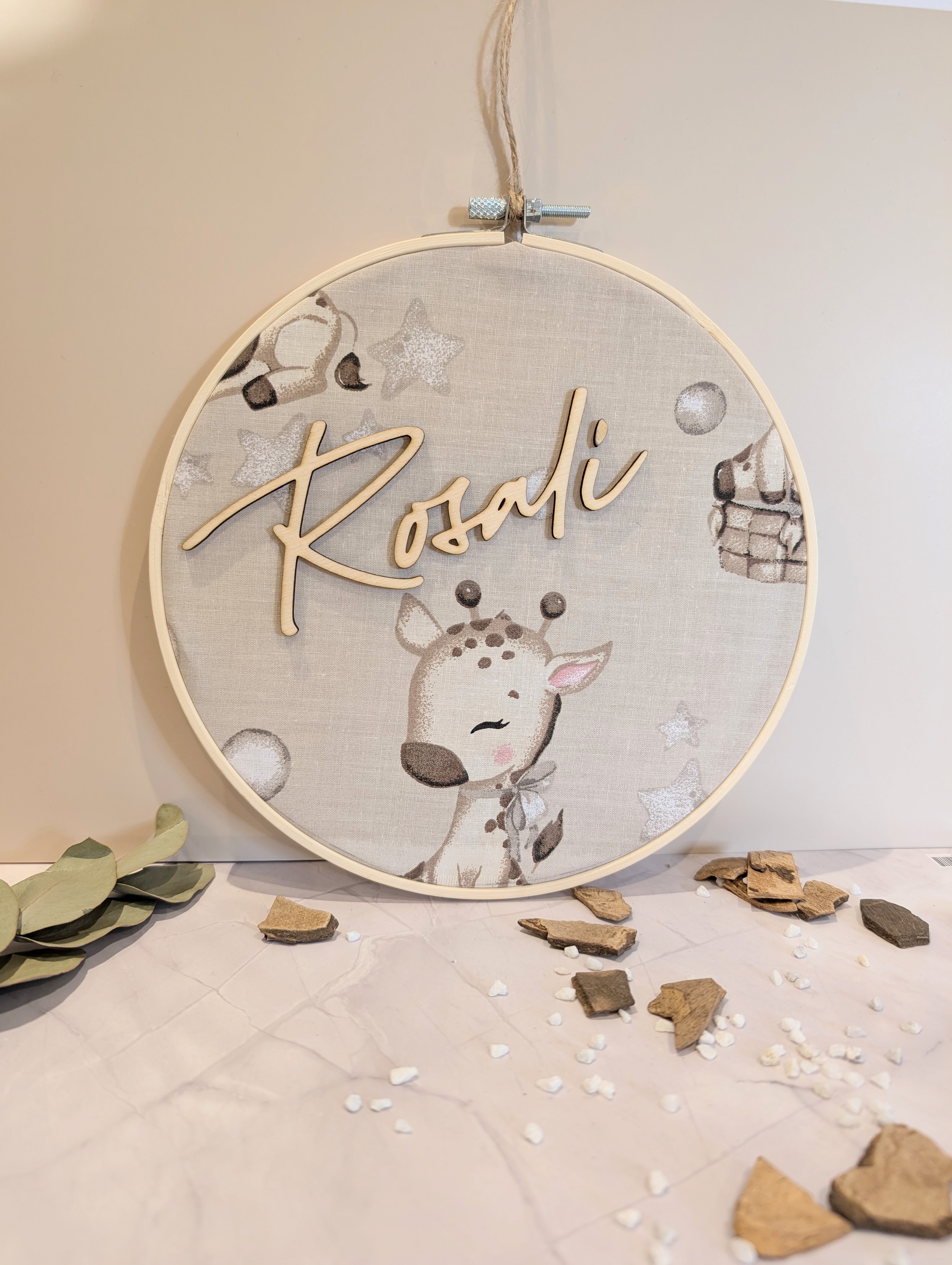 Personalisierter Stickrahmen Giraffe – Individuelles Namensschild für das Kinderzimmer (20 cm)