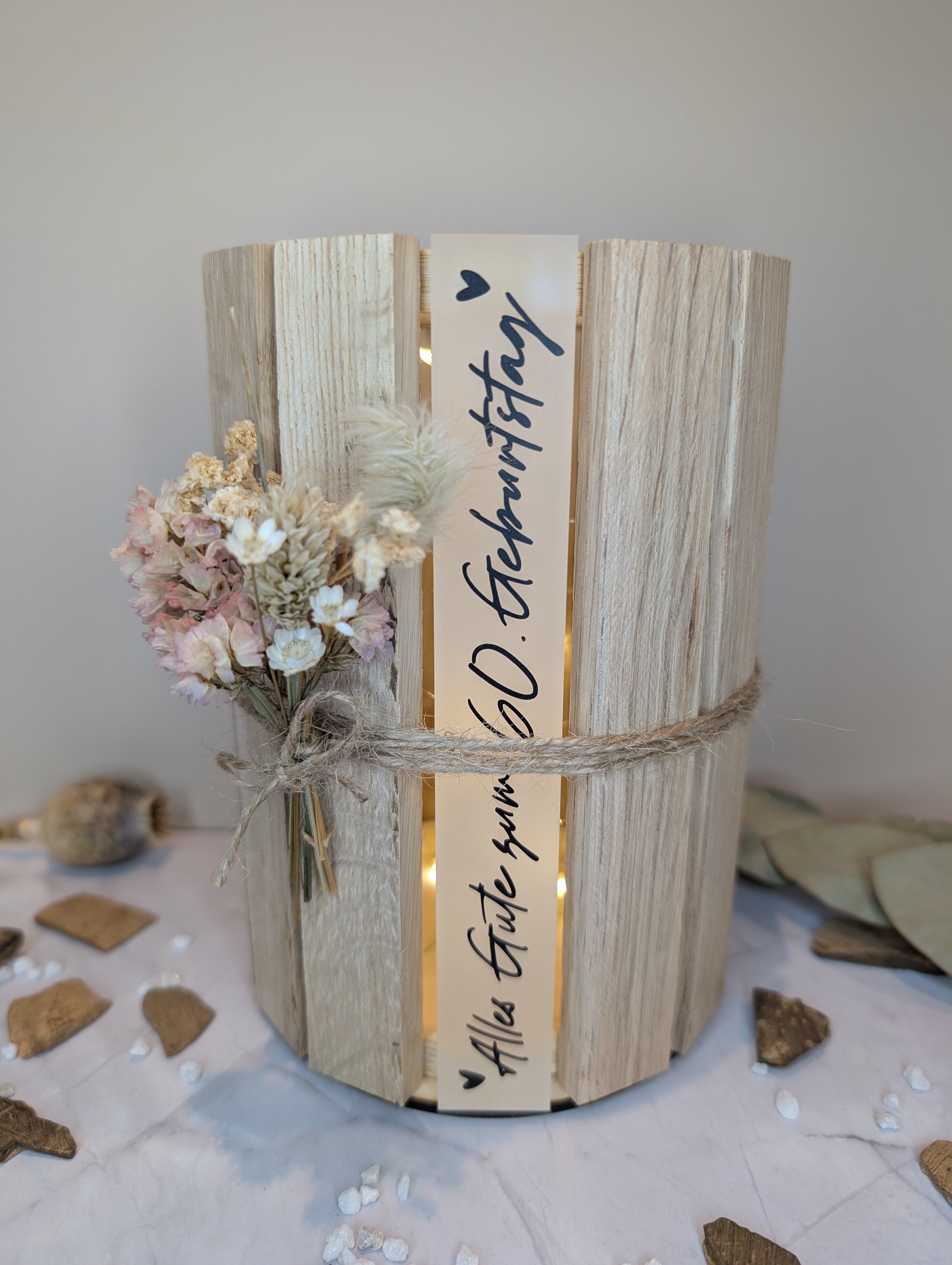 Personalisierte Holzlaterne mit Acryl Schriftzug – 16 cm Deko Laterne mit LED Licht & Trockenblumen