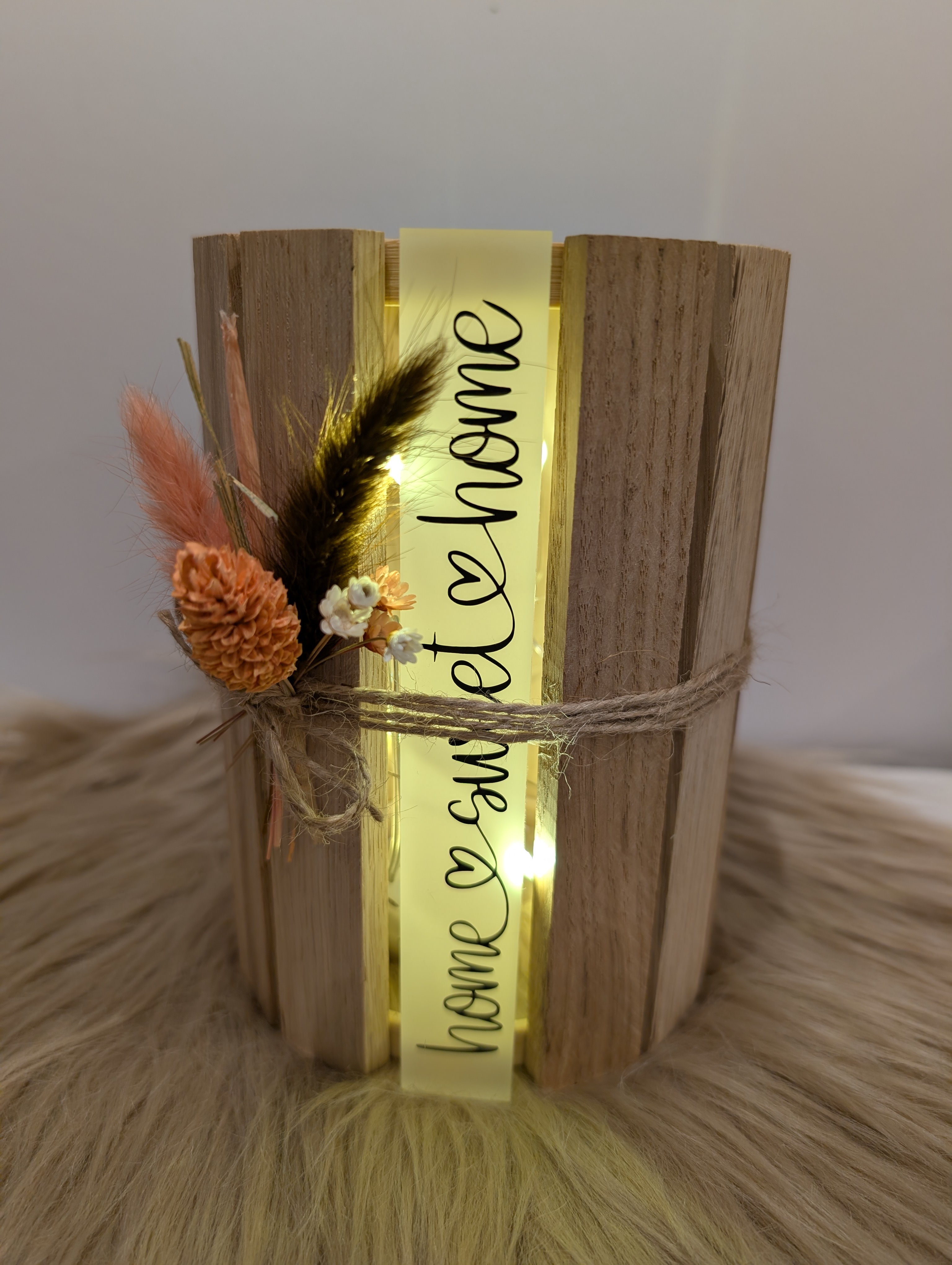 Holzlaterne „Home Sweet Home“ mit LED-Licht und Trockenblumendeko