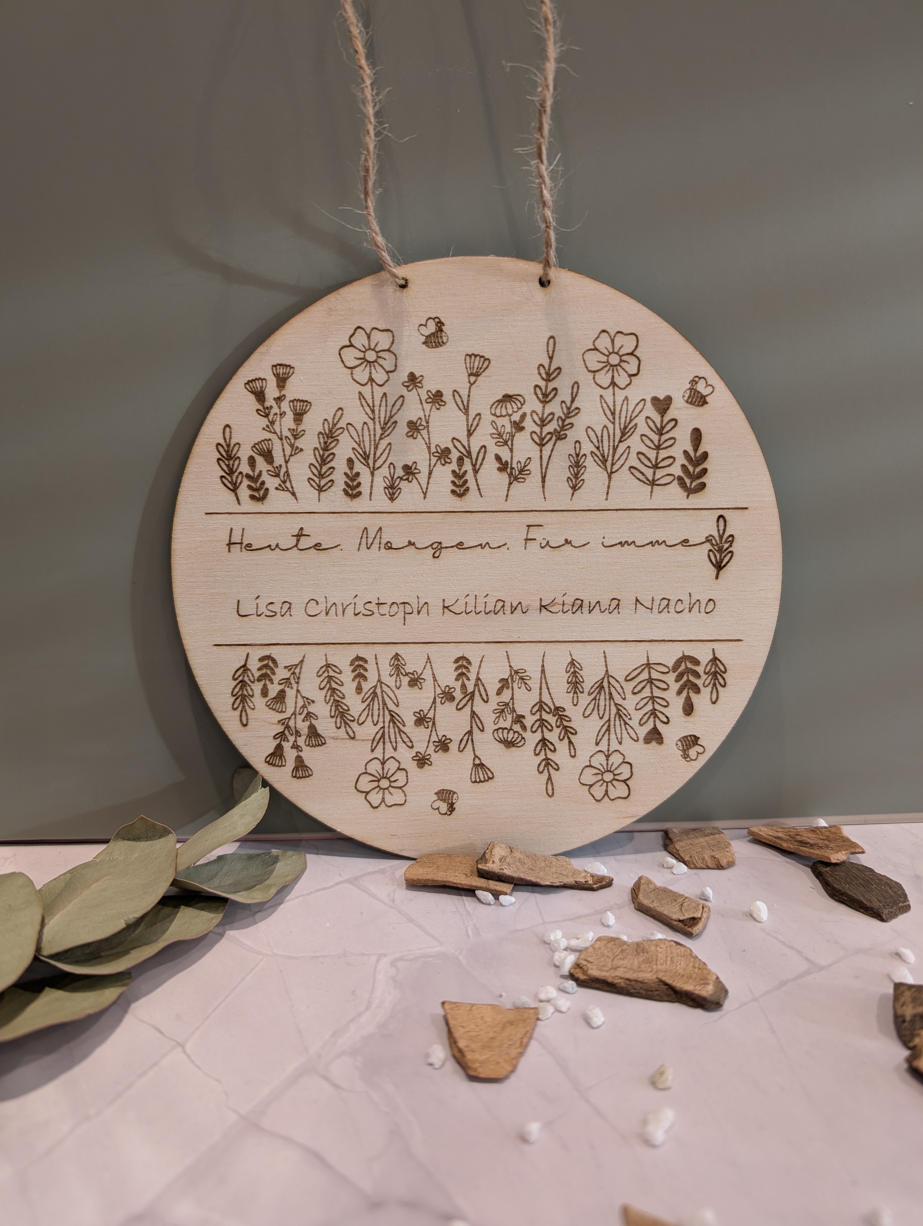 Personalisierte Holzscheibe mit Namen – Familiengeschenk aus Holz