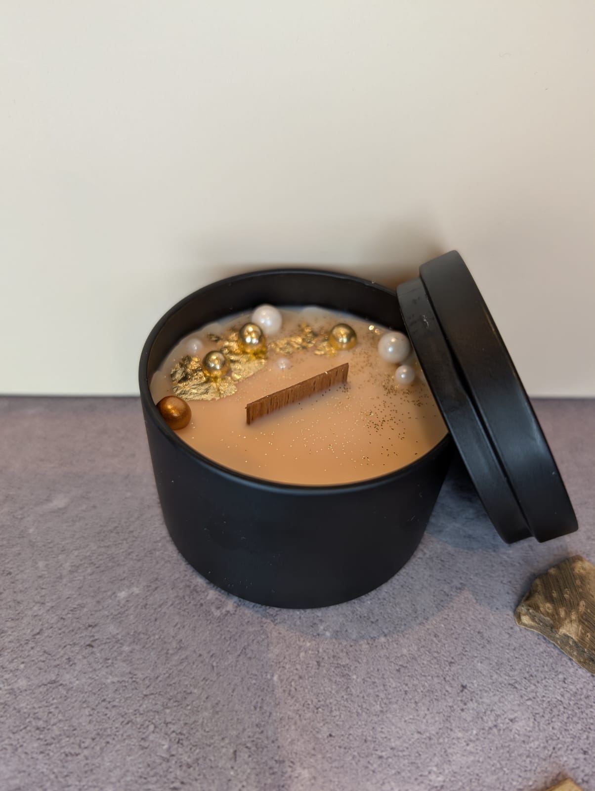 Duftkerze „Marzipan“ aus Sojawachs – handgegossen mit Holzdocht