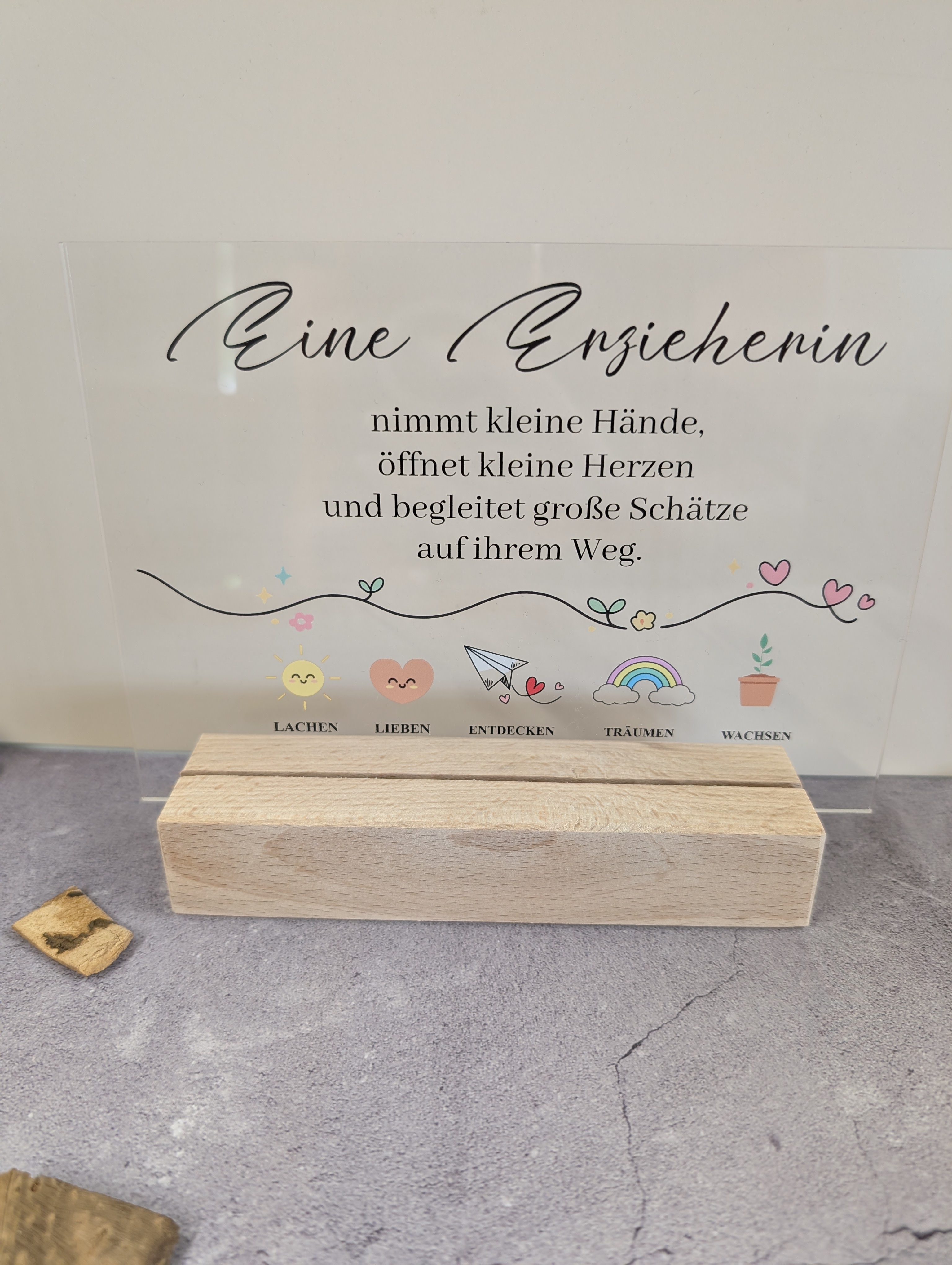 Geschenk für Erzieherin – Acryl-Aufsteller „Eine Erzieherin“ mit Holzsockel | Dankeschön Kita
