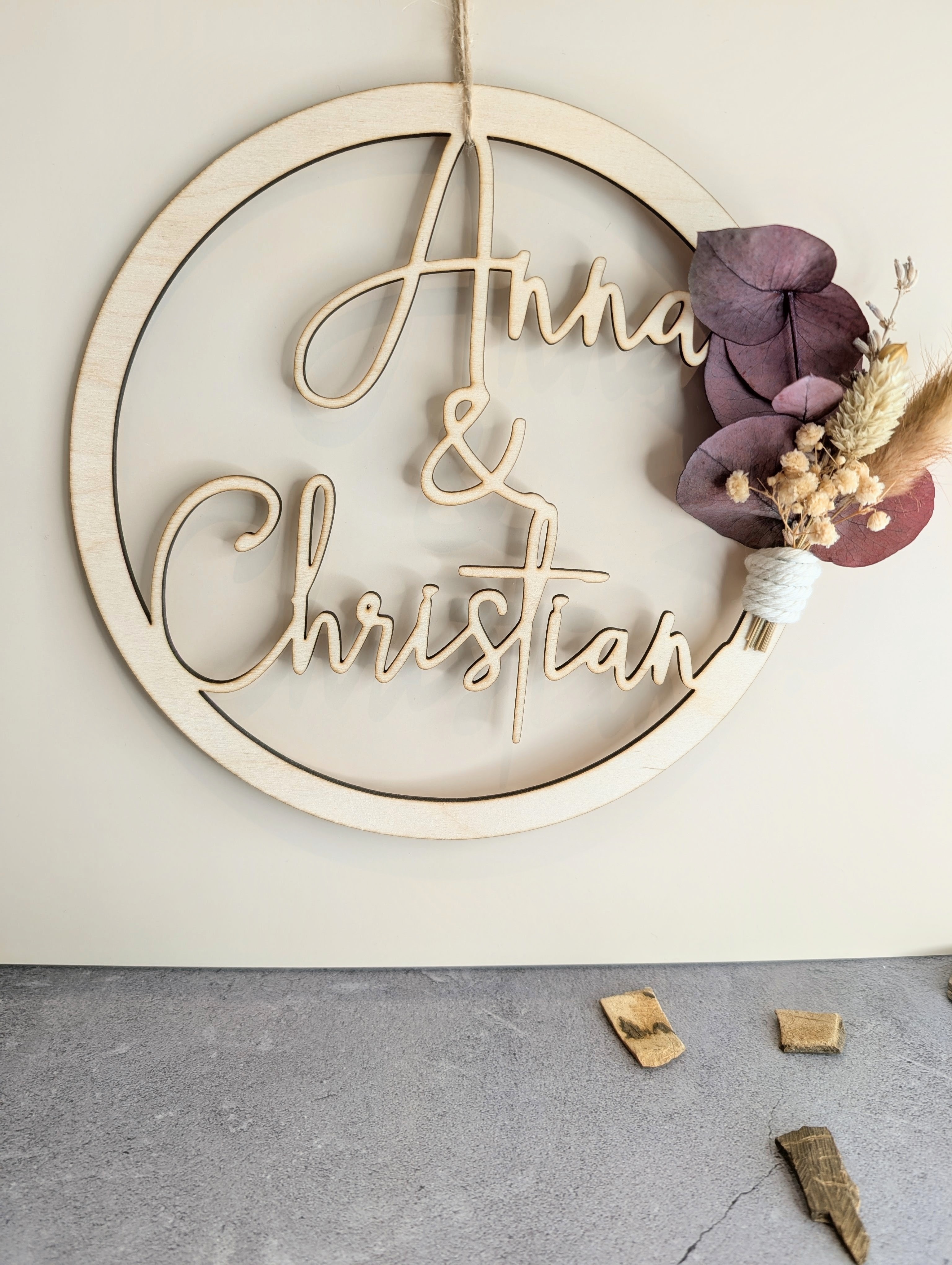 Personalisierter Holz-Wandring – Ehering mit Namen & Trockenblumen – Einzigartiges Geschenk zur Hochzeit / Verlobung 