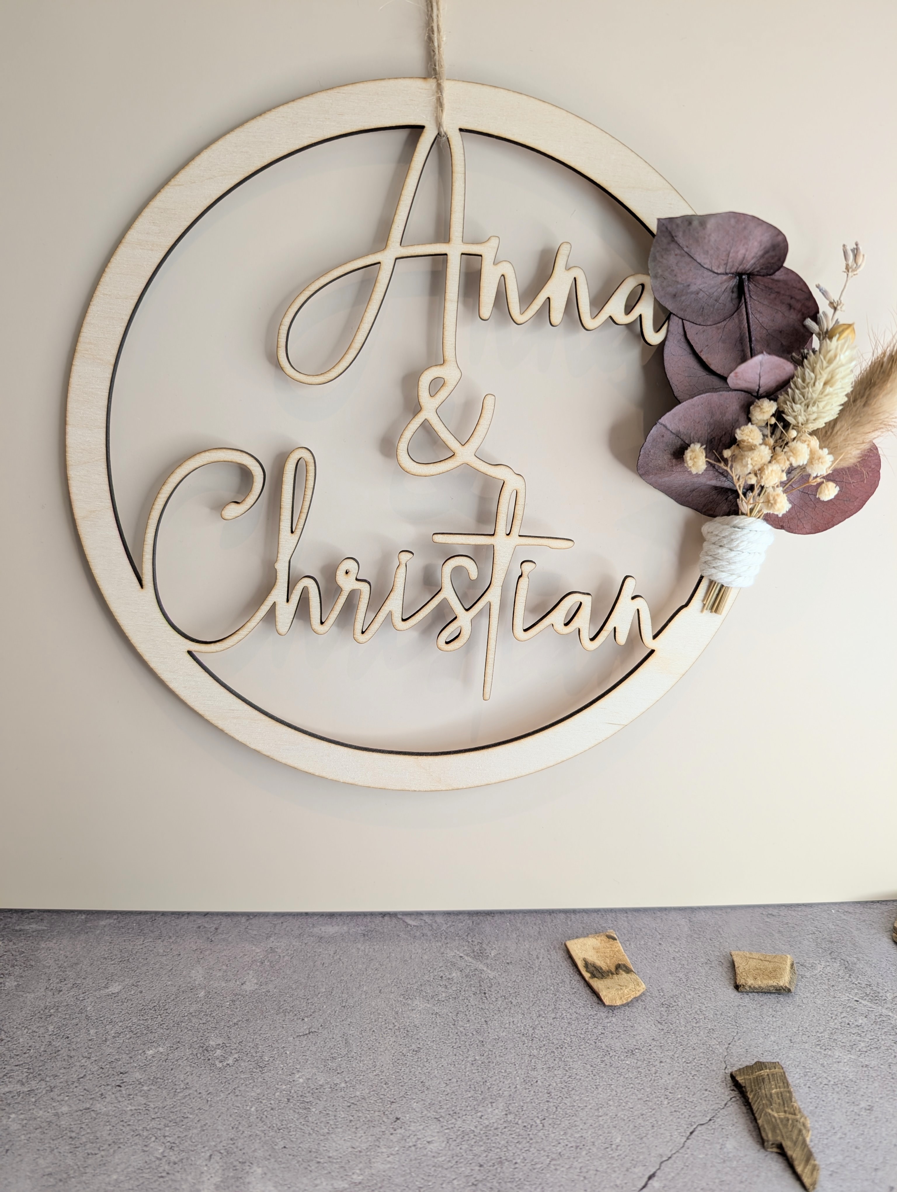 Personalisierter Holz-Wandring – Ehering mit Namen & Trockenblumen – Einzigartiges Geschenk zur Hochzeit / Verlobung 