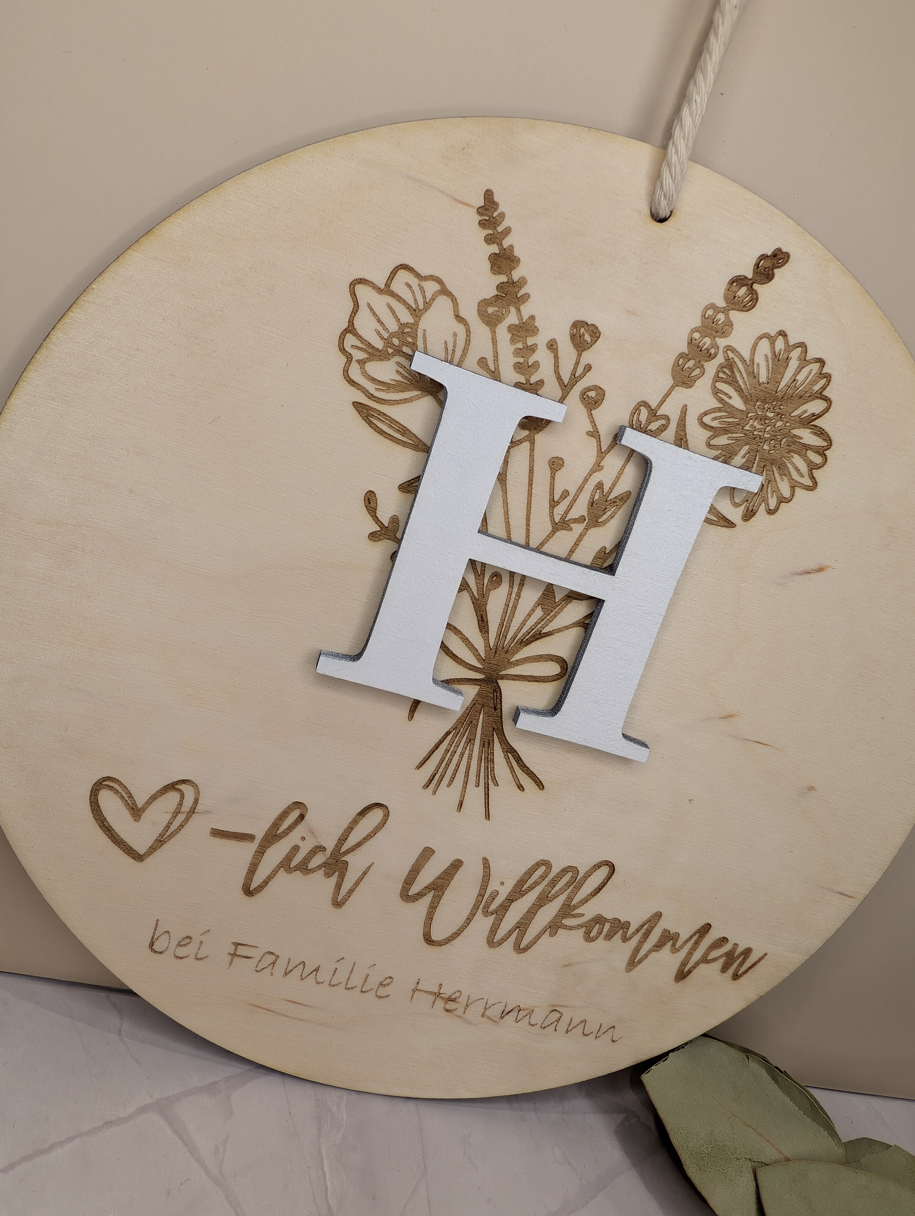 Personalisierter Türkranz aus Holz 20 cm – Willkommen Schild mit Name & Initiale