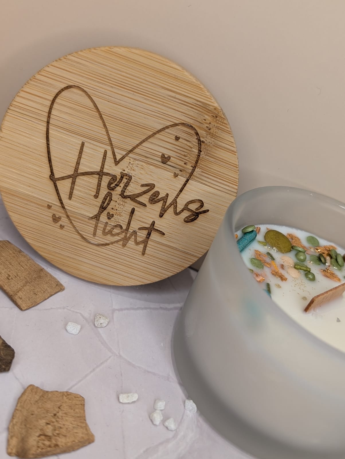 Wunschkerze im Glas mit Holzdocht & personalisiertem Deckel – Duft & Farbe wählbar | Sojawachs Duftkerze