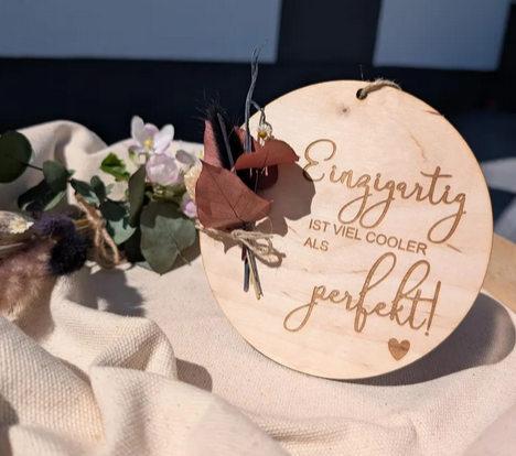 Holzscheibe mit Spruch "Einzigartig ist viel cooler als perfekt"