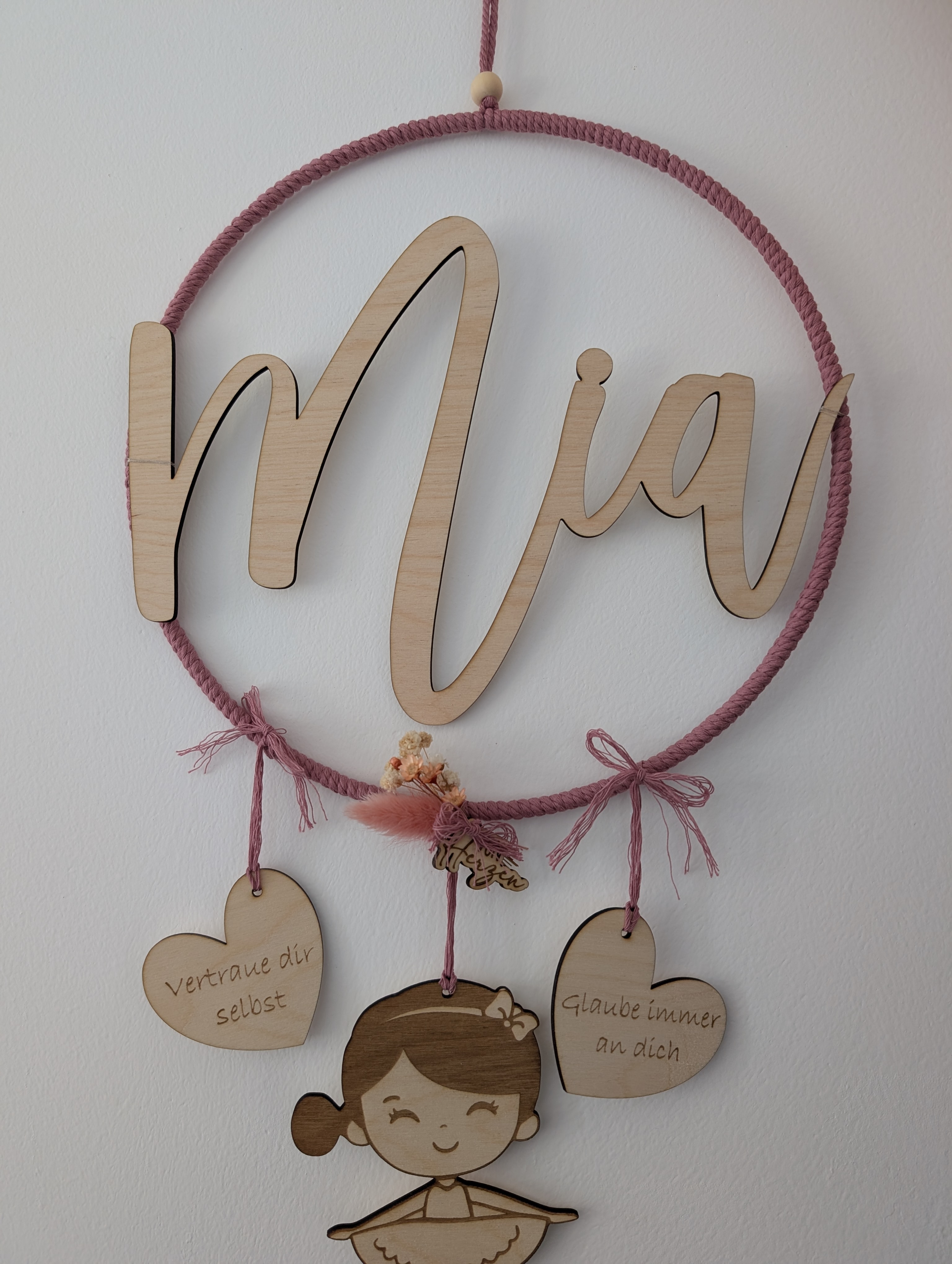 Personalisierter Namenring 25 cm – Kinderzimmer Deko mit Holzname & Herz Anhängern