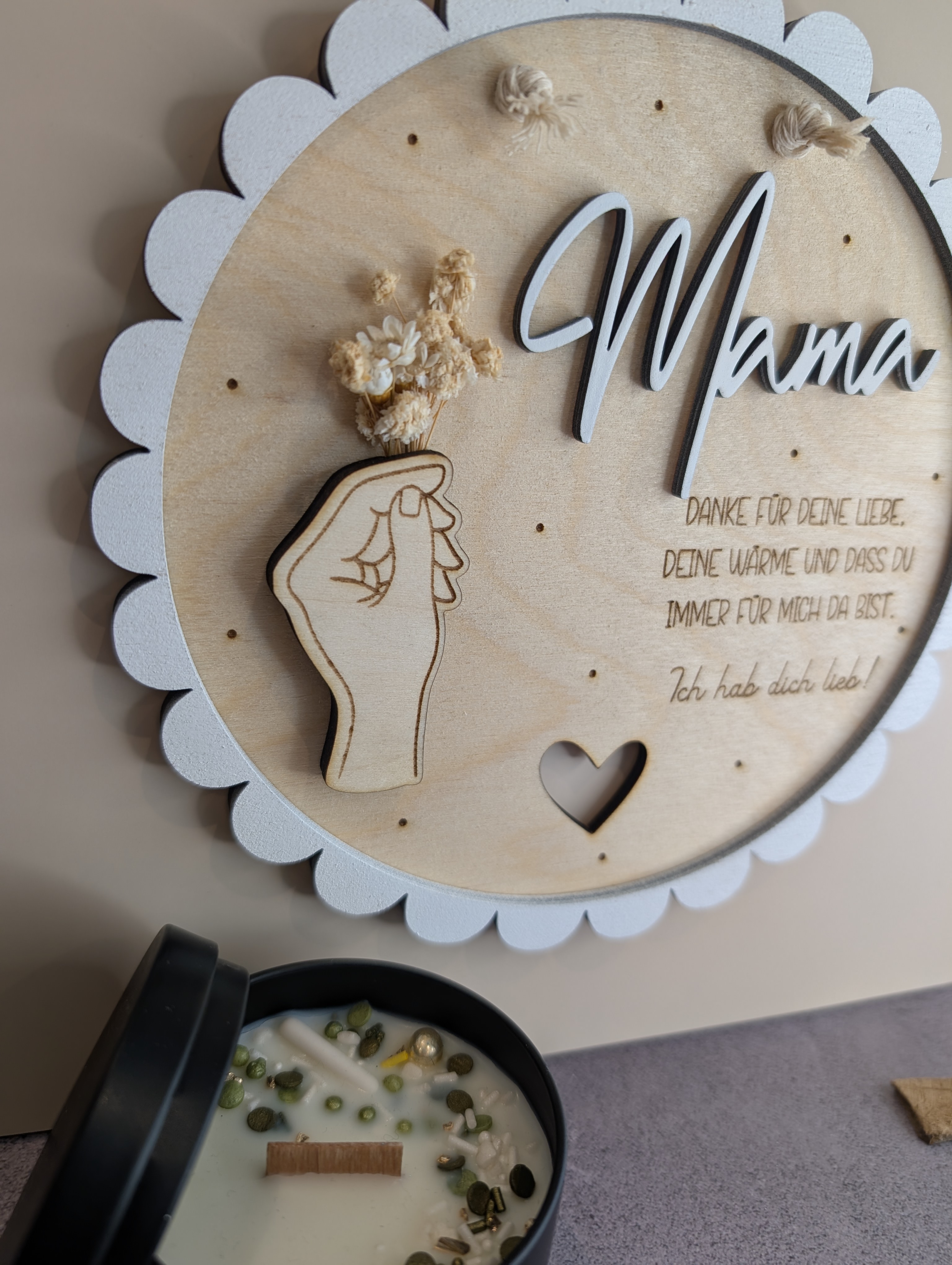 Geschenk für Mama – Holzschild mit Spruch & handgegossener Duftkerze