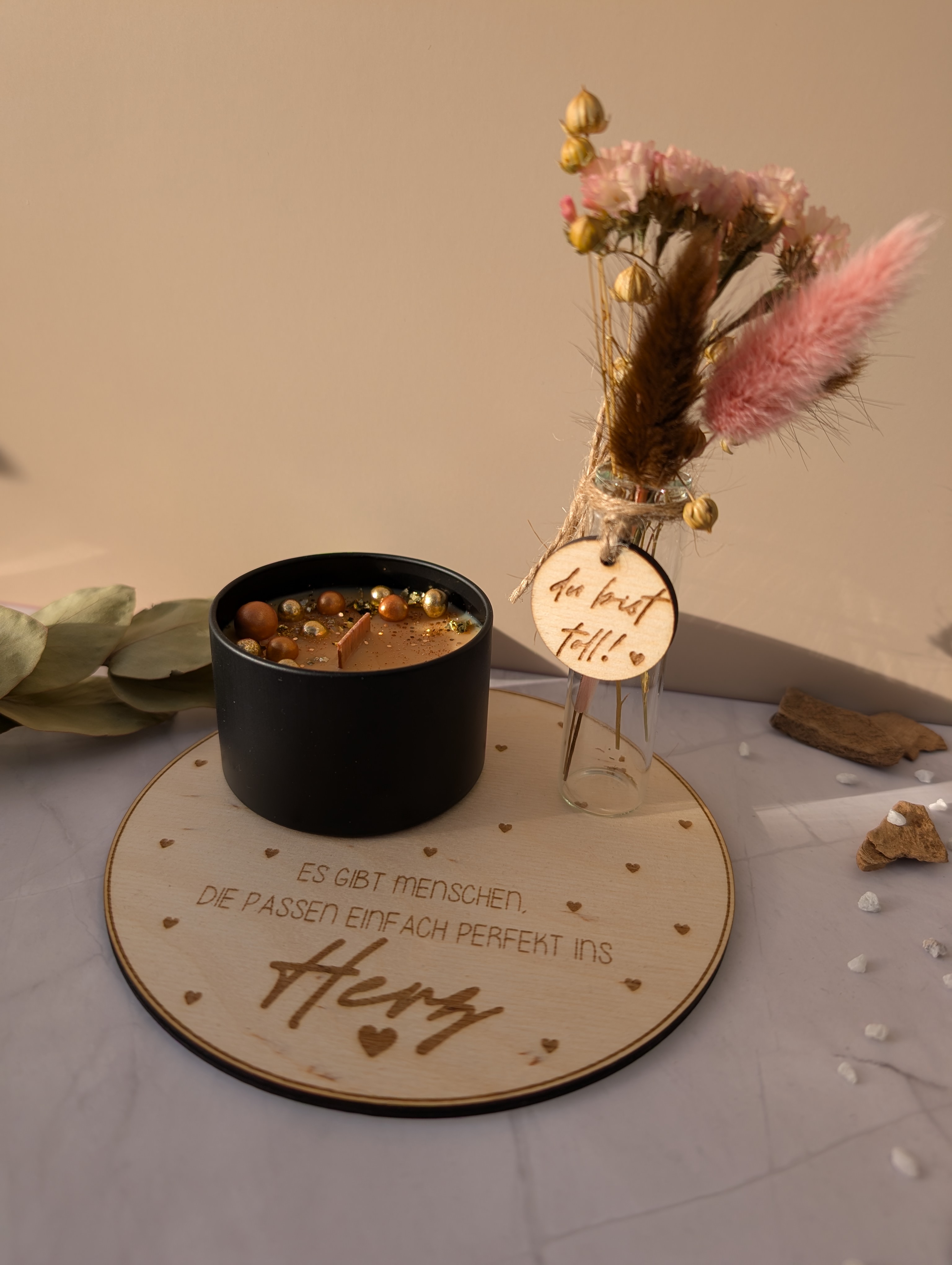 Geschenkset Duftkerze Vanille Toffee – Trockenblumen Vase & Holzplatte – liebevolles Geschenk für Freundin oder Mama