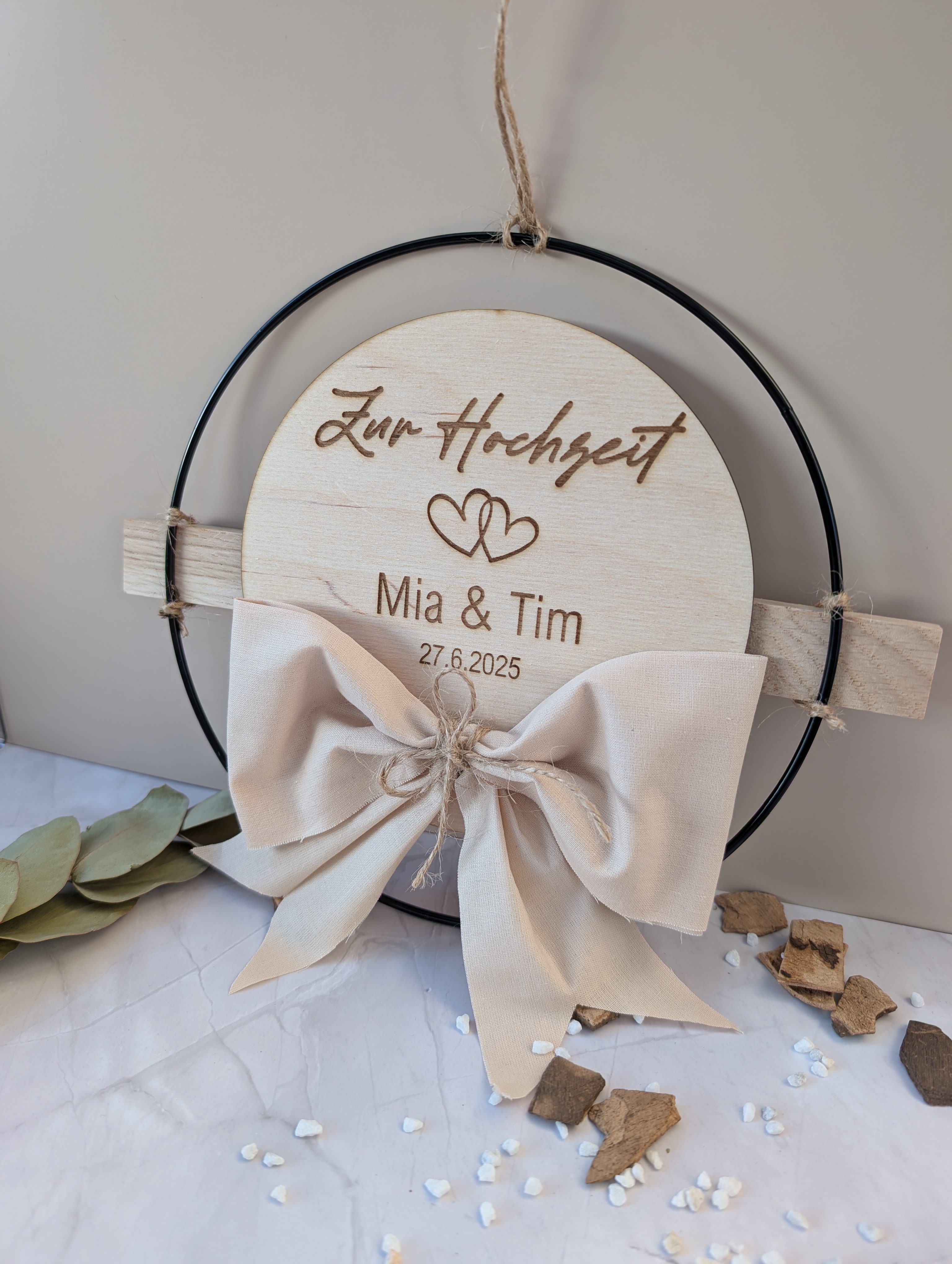 Personalisierter Hochzeitsring aus Holz & Metall – Edler Wandbehang mit Namen & Datum (Ø 20 cm)