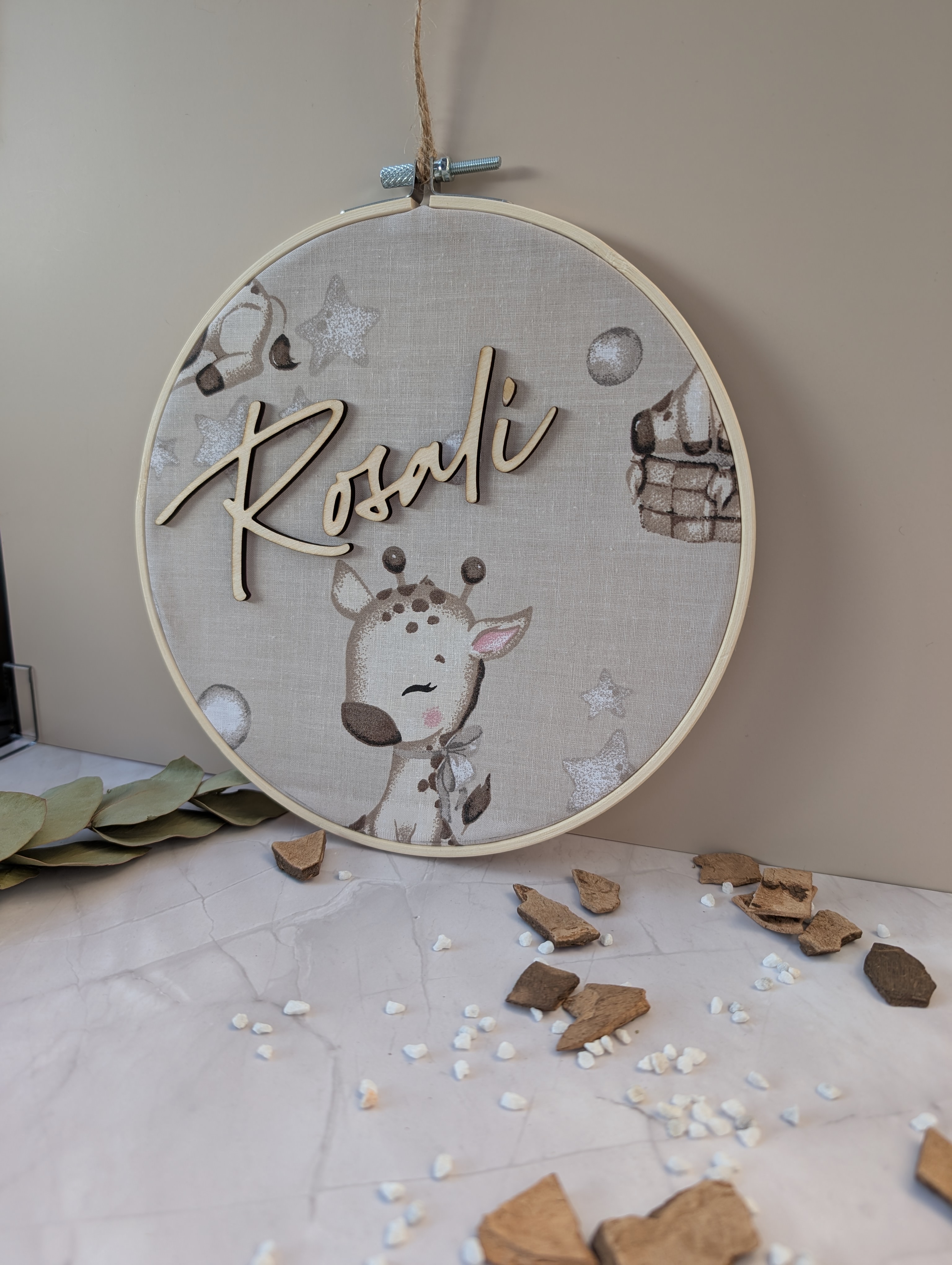 Personalisierter Stickrahmen Giraffe – Individuelles Namensschild für das Kinderzimmer (20 cm)