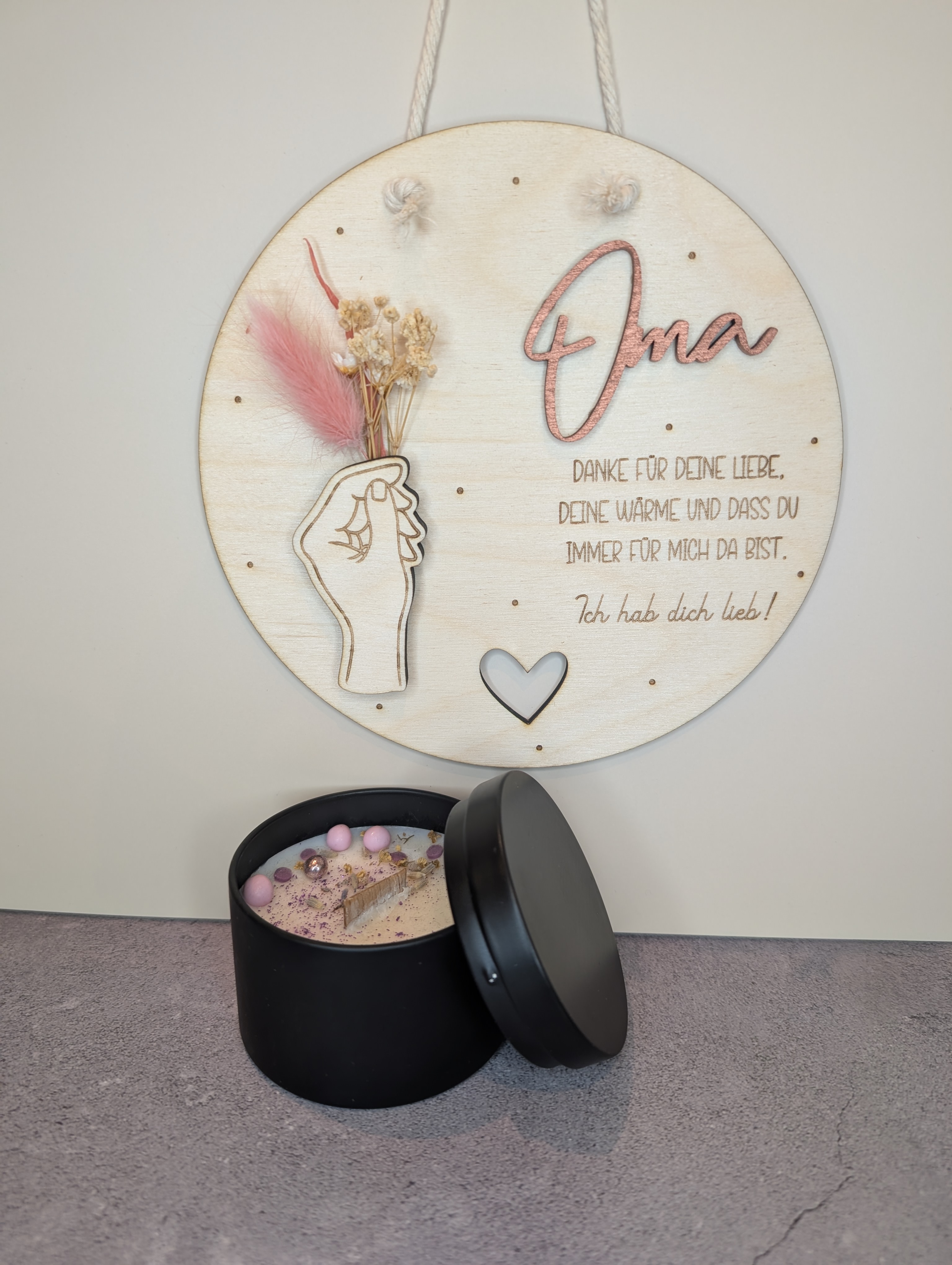 Geschenkset Oma – Holzschild 20 cm mit Spruch & Duftkerze (Lavendel Honig) aus Sojawachs