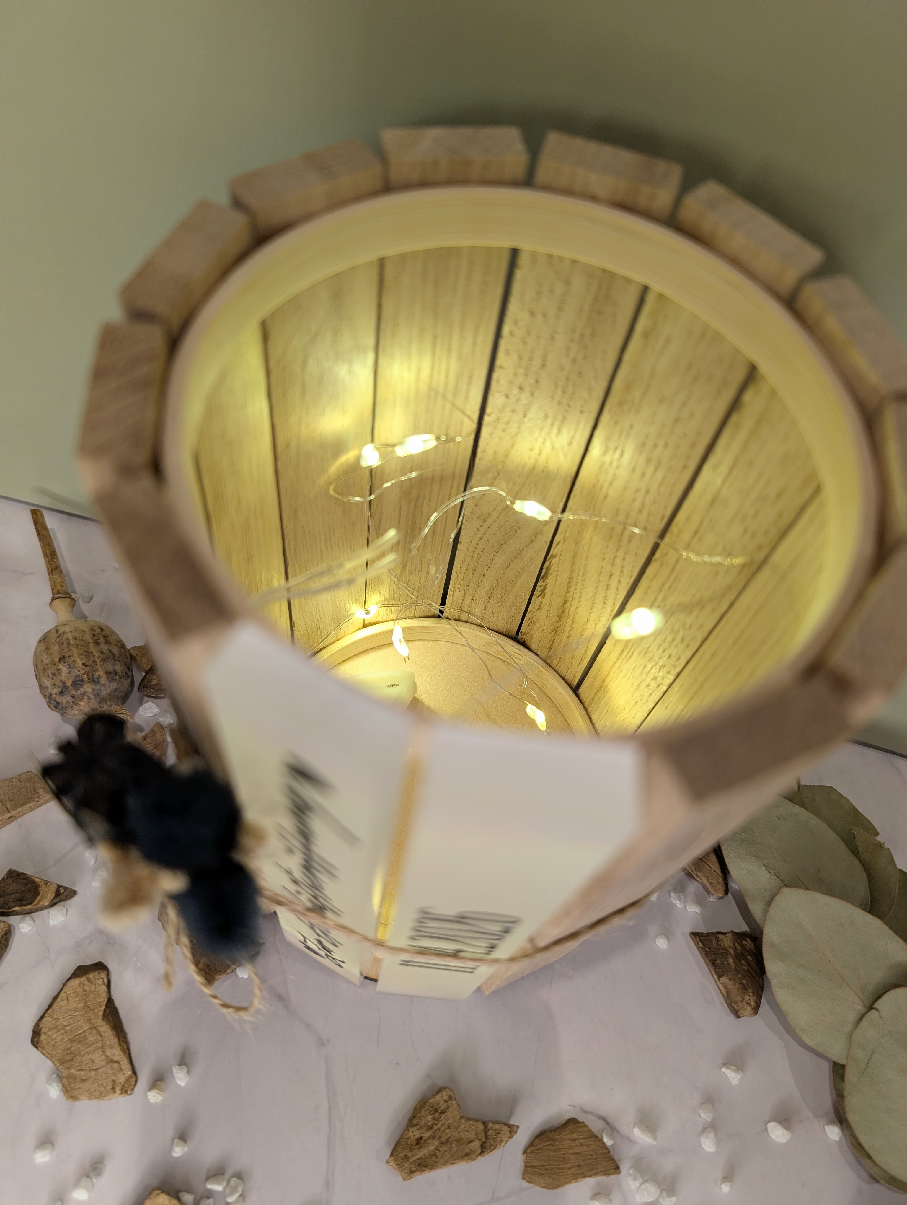 Personalisiertes Windlicht aus Holz mit Acryl – Geschenk zur Geburt / Taufe mit Name & Datum (16 cm)