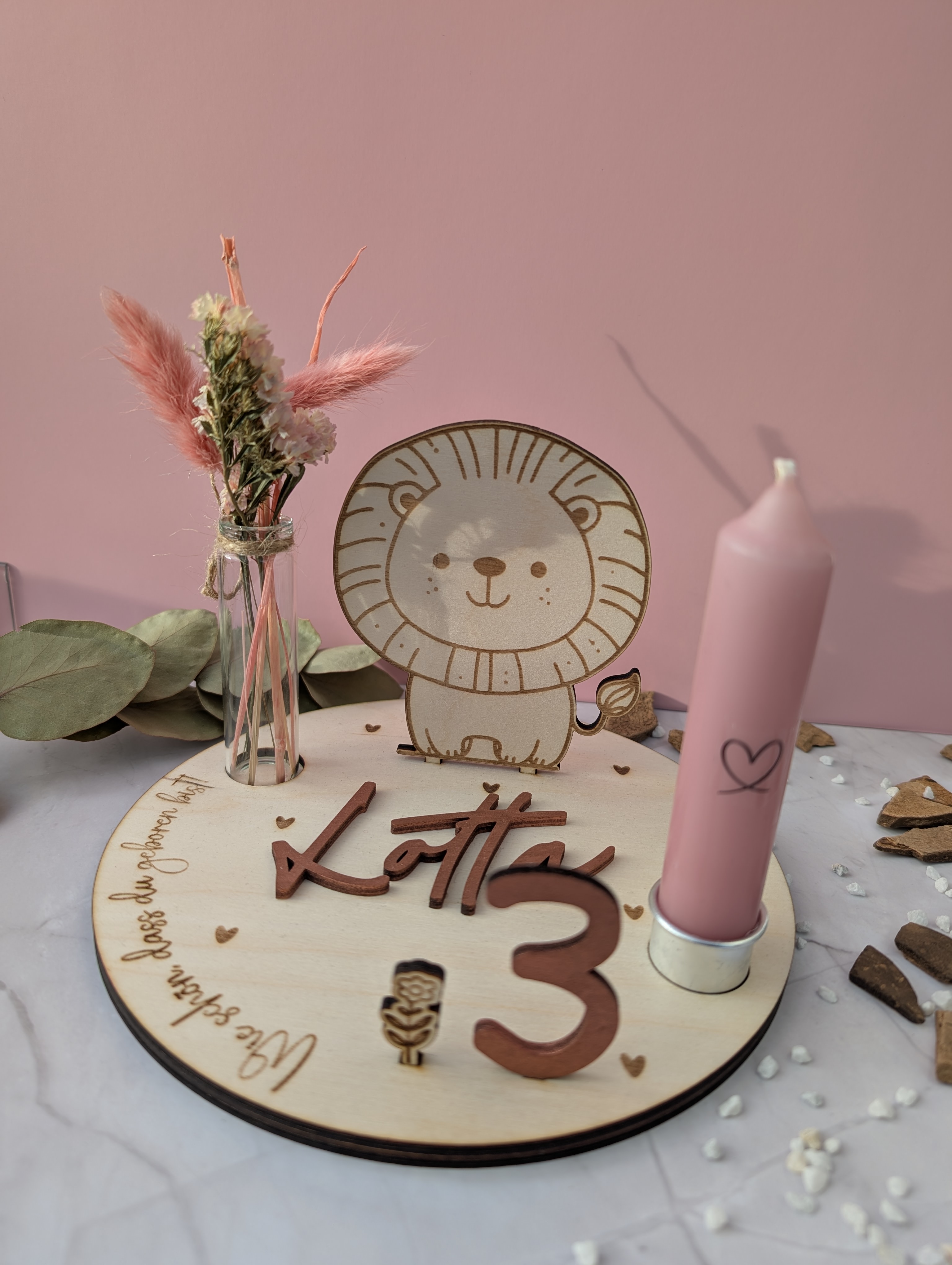 Personalisierter Geburtstagskranz aus Holz mit Löwe – Geburtstagsring mit Kerzenhalter und Vase