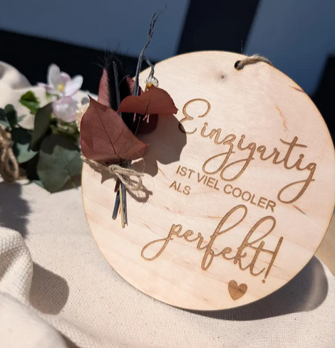 Holzscheibe mit Spruch "Einzigartig ist viel cooler als perfekt"