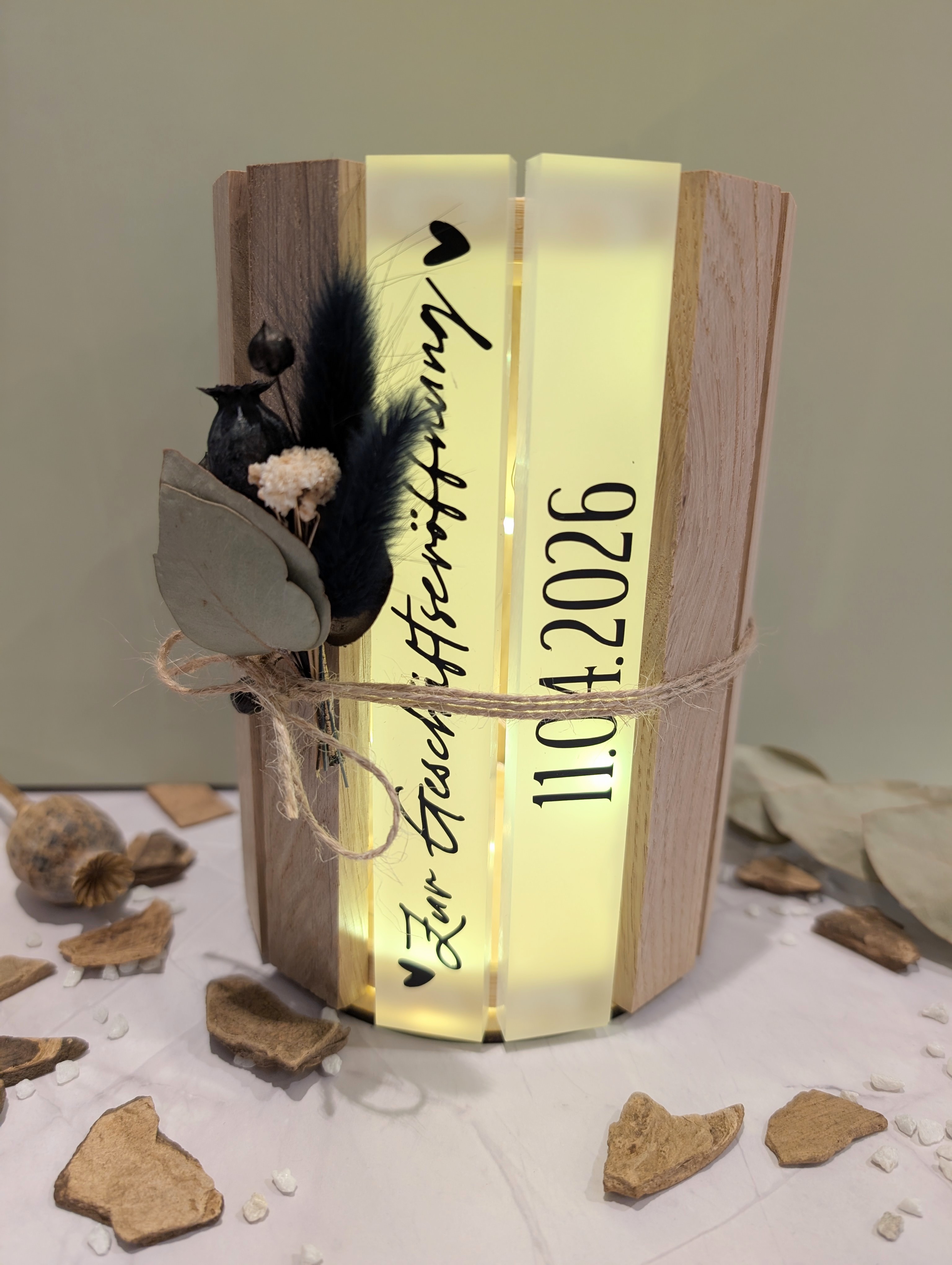 Personalisiertes Windlicht aus Holz mit Acryl – Geschenk zur Geburt / Taufe mit Name & Datum (16 cm)