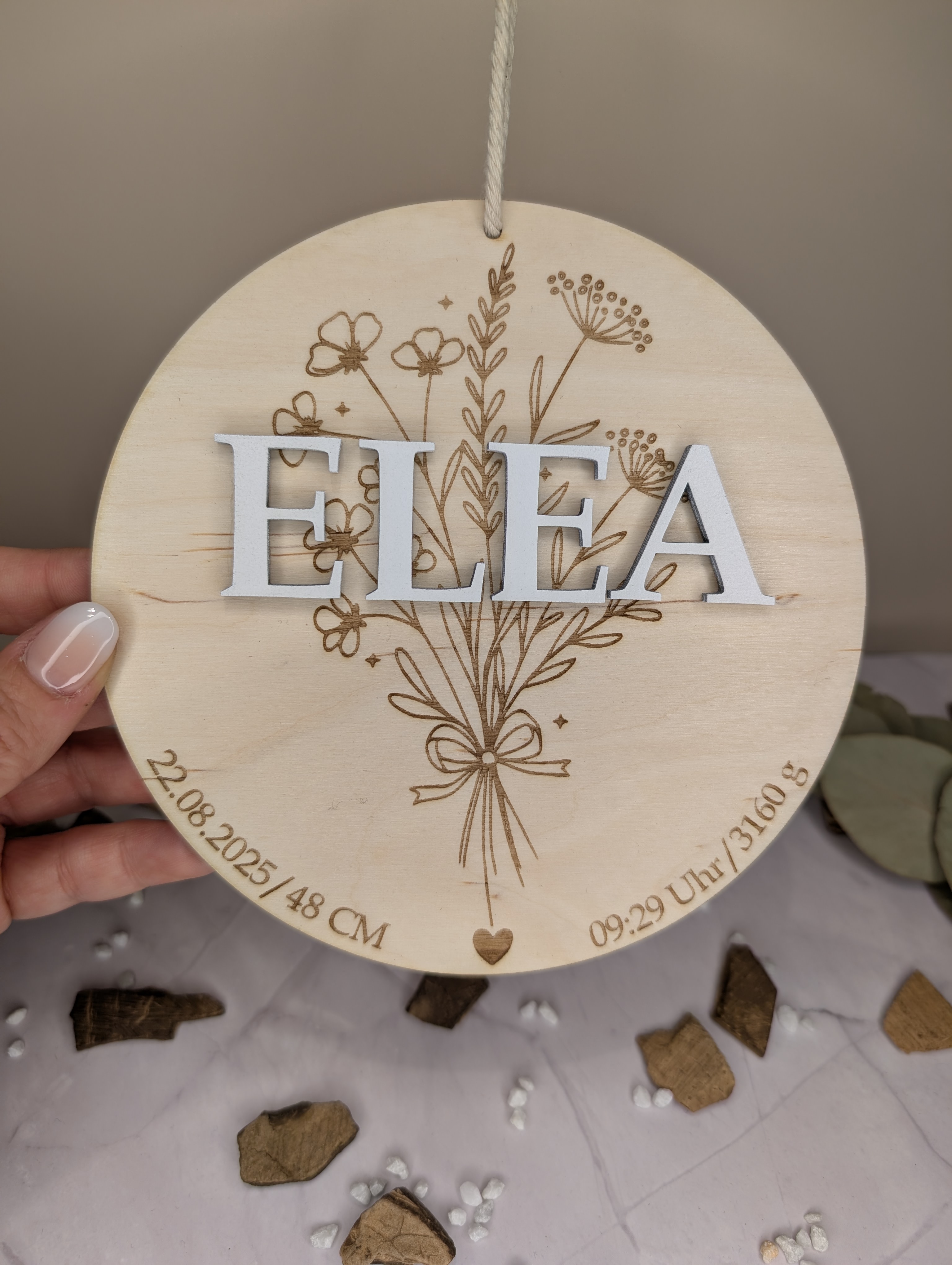 Personalisierter Holzanhänger zur Geburt – Name, Geburtsdaten & Blumenmotiv 15 cm