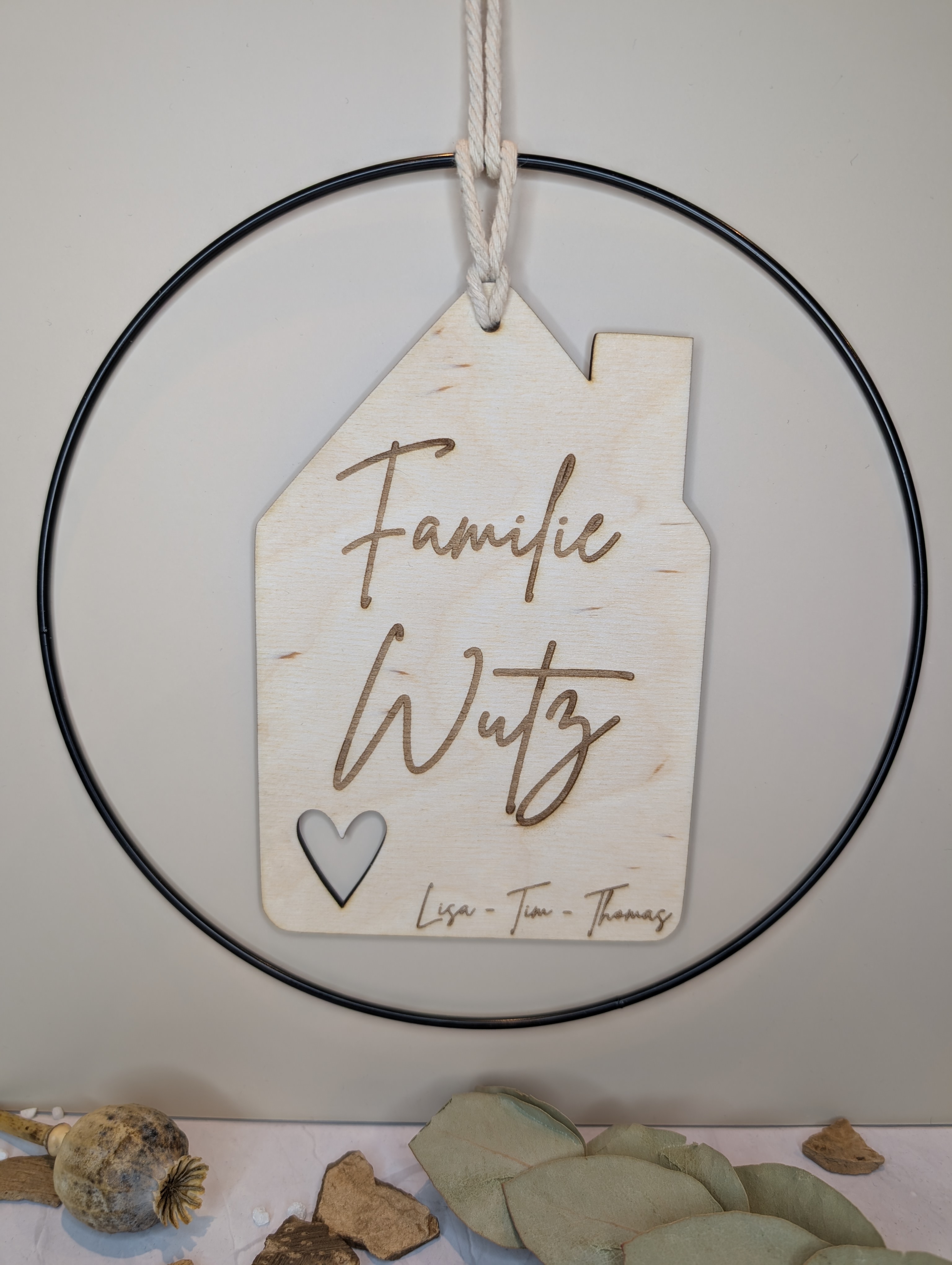Personalisierter Metallring 25 cm mit Holz Haus Schild – Türdeko Familie | Geschenk Einzug
