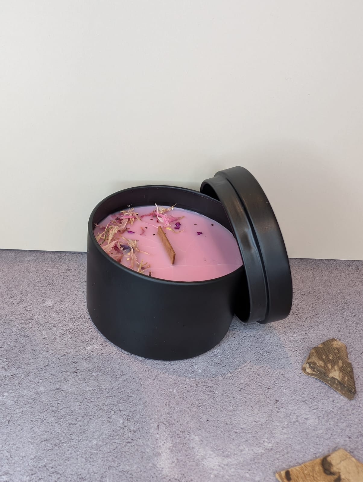 Duftkerze „Aronia Cassis“ aus Sojawachs – handgegossen mit Holzdocht