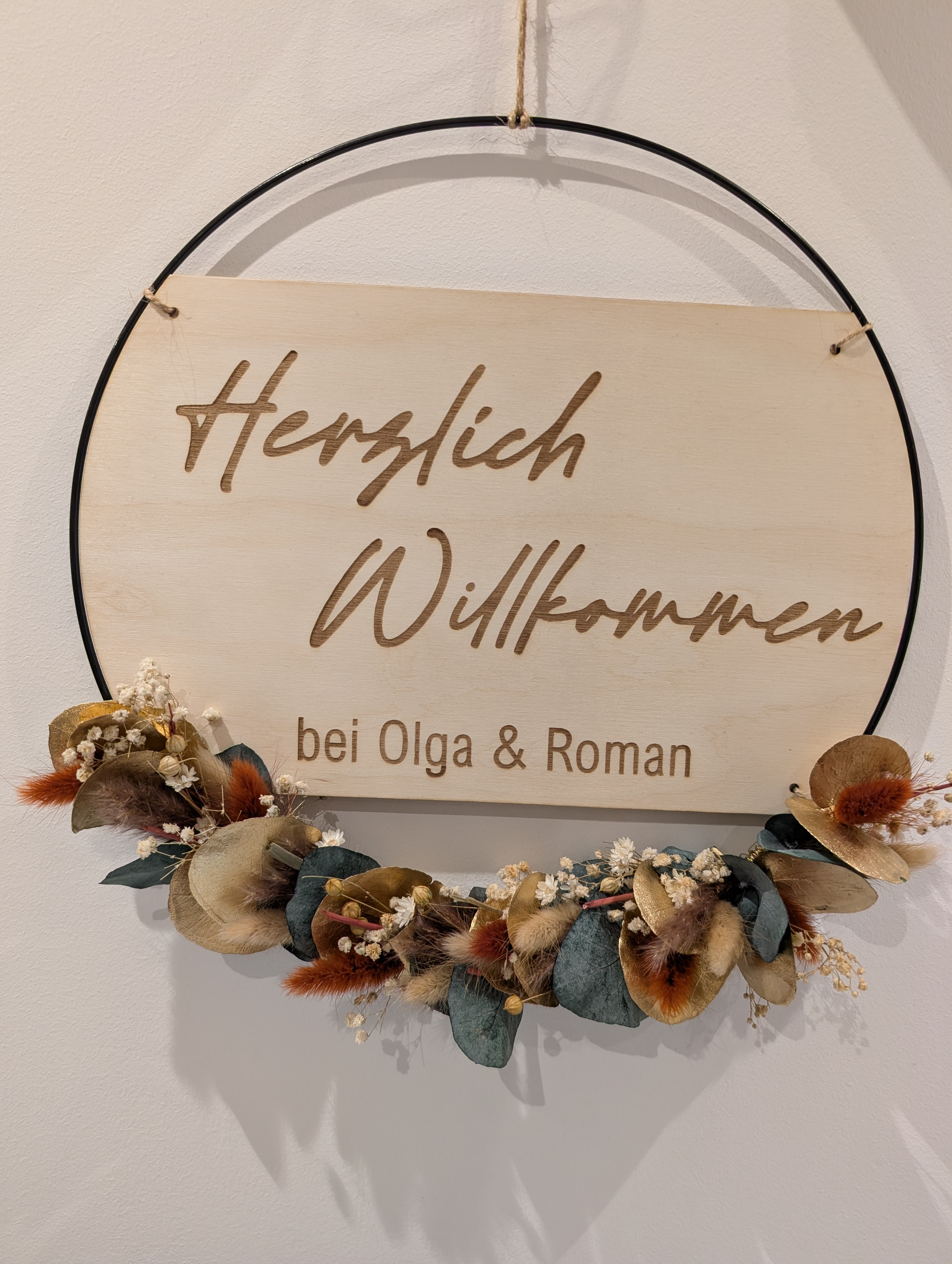 Personalisiertes Willkommensschild mit Trockenblumen & Namen – Holzschild im Metallring – Boho Türschild – Geschenk zur Hochzeit oder Einzug 
