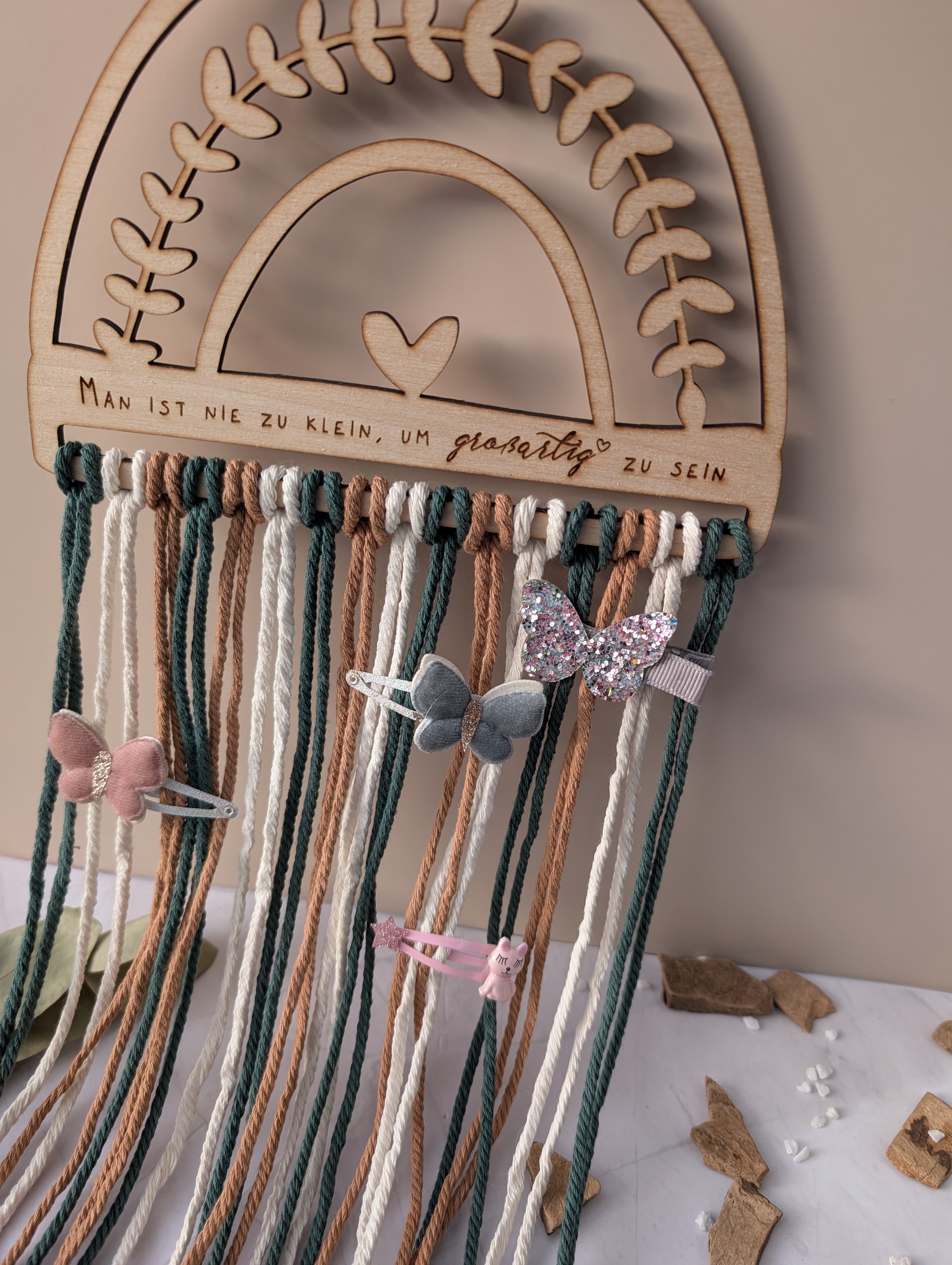 Haarspangenhalter Regenbogen aus Holz & Makramee – „Man ist nie zu klein, um großartig zu sein“