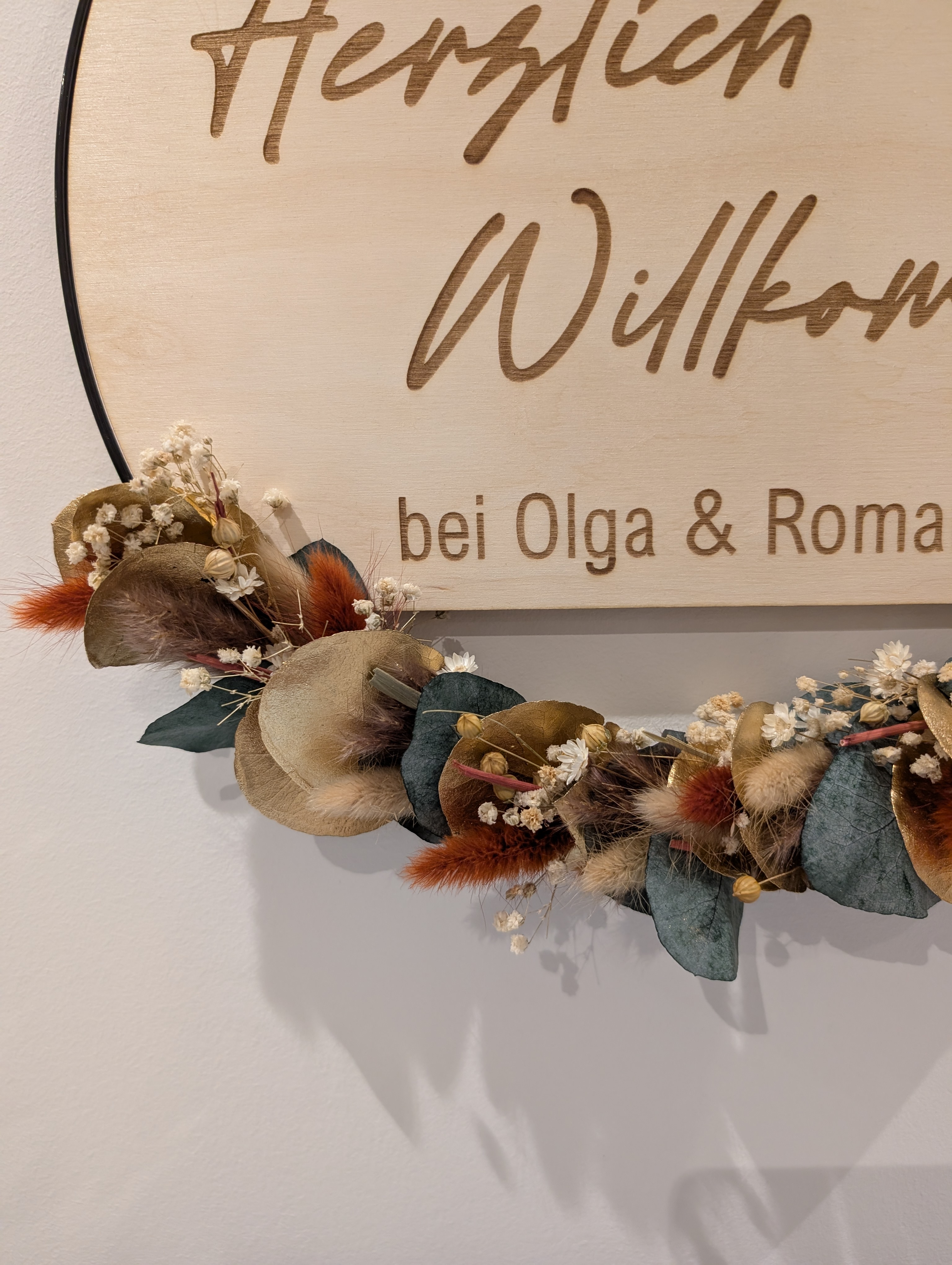 Personalisiertes Willkommensschild mit Trockenblumen & Namen – Holzschild im Metallring – Boho Türschild – Geschenk zur Hochzeit oder Einzug 