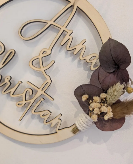 Personalisierter Holz-Wandring – Ehering mit Namen & Trockenblumen – Einzigartiges Geschenk zur Hochzeit / Verlobung 