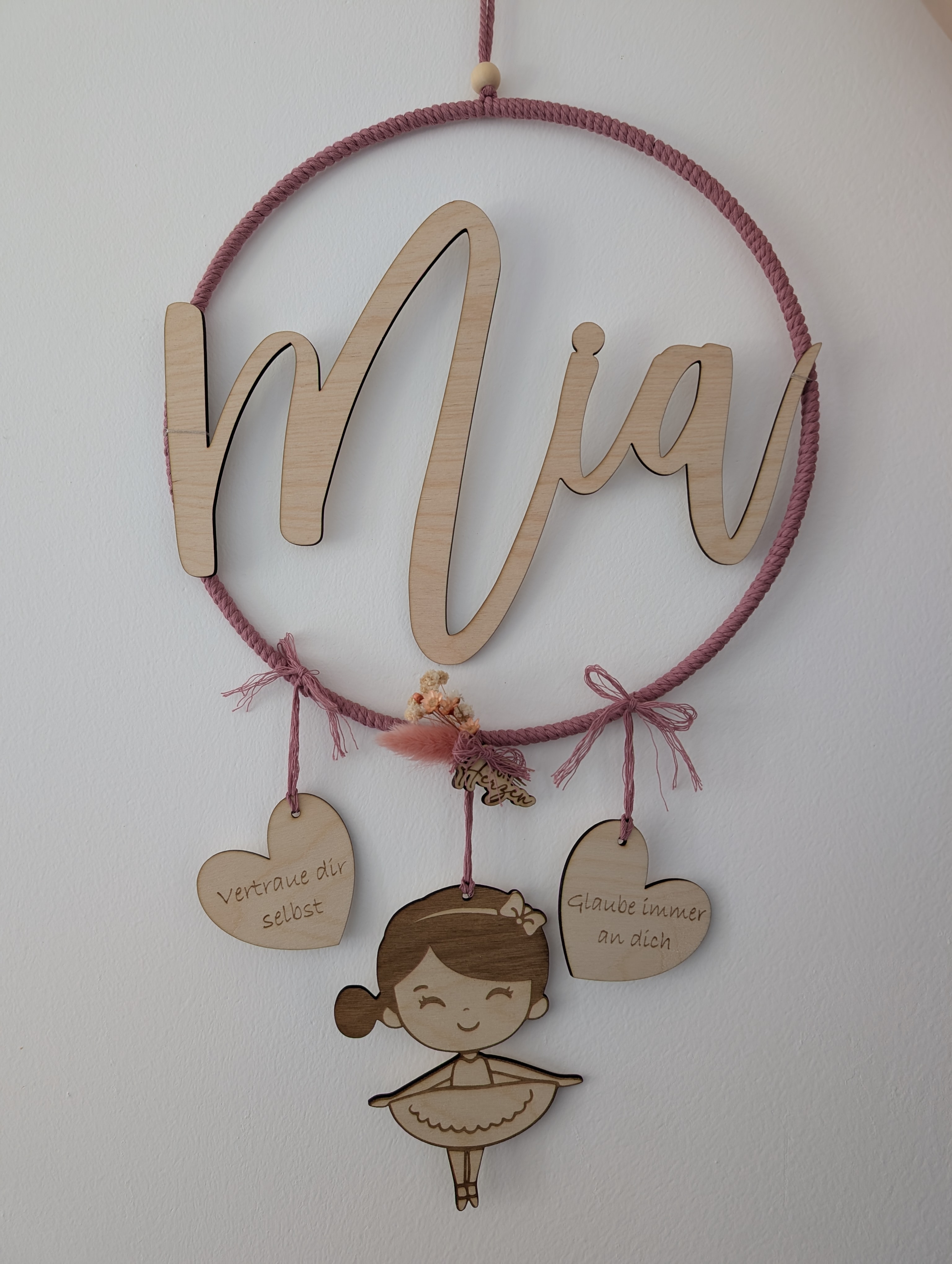 Personalisierter Namenring 25 cm – Kinderzimmer Deko mit Holzname & Herz Anhängern